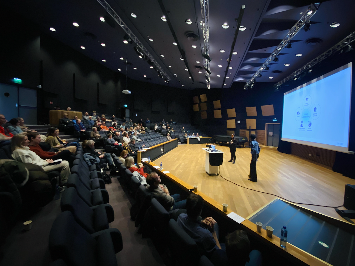 Studentambassadører holder presentasjon