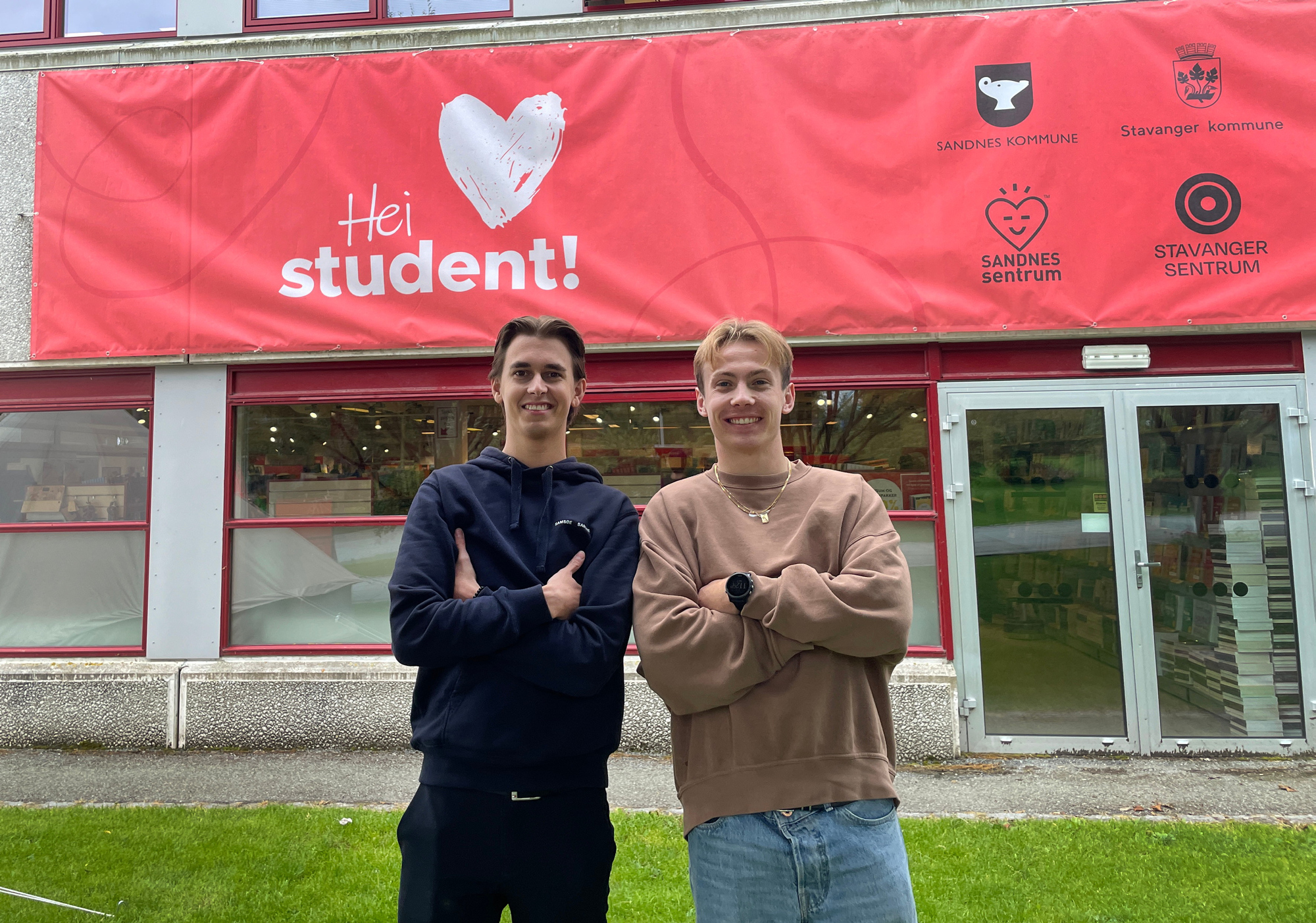 To unge menn smiler mot kamera på campus Ullandhaug