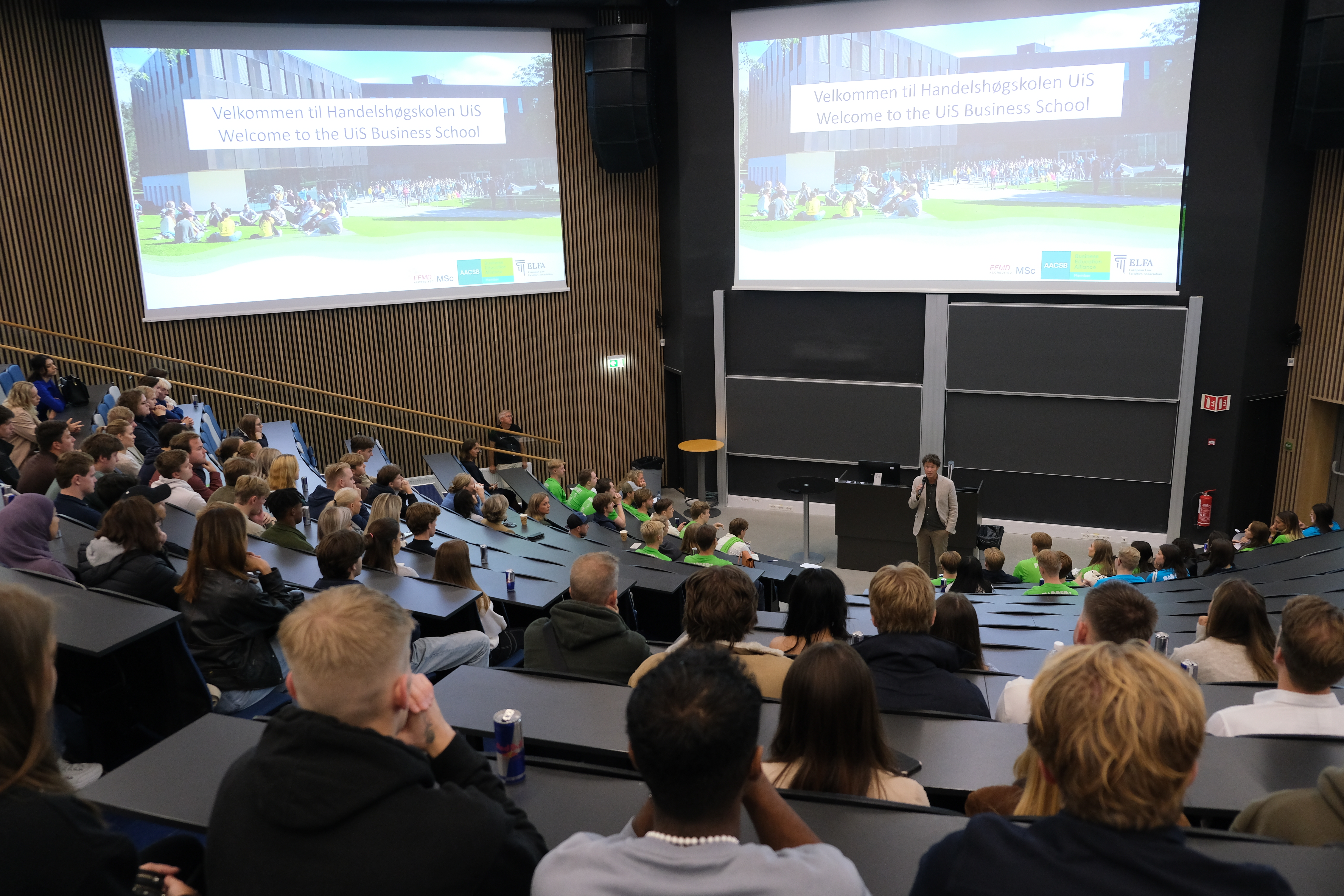 Mange studenter i et auditorium 