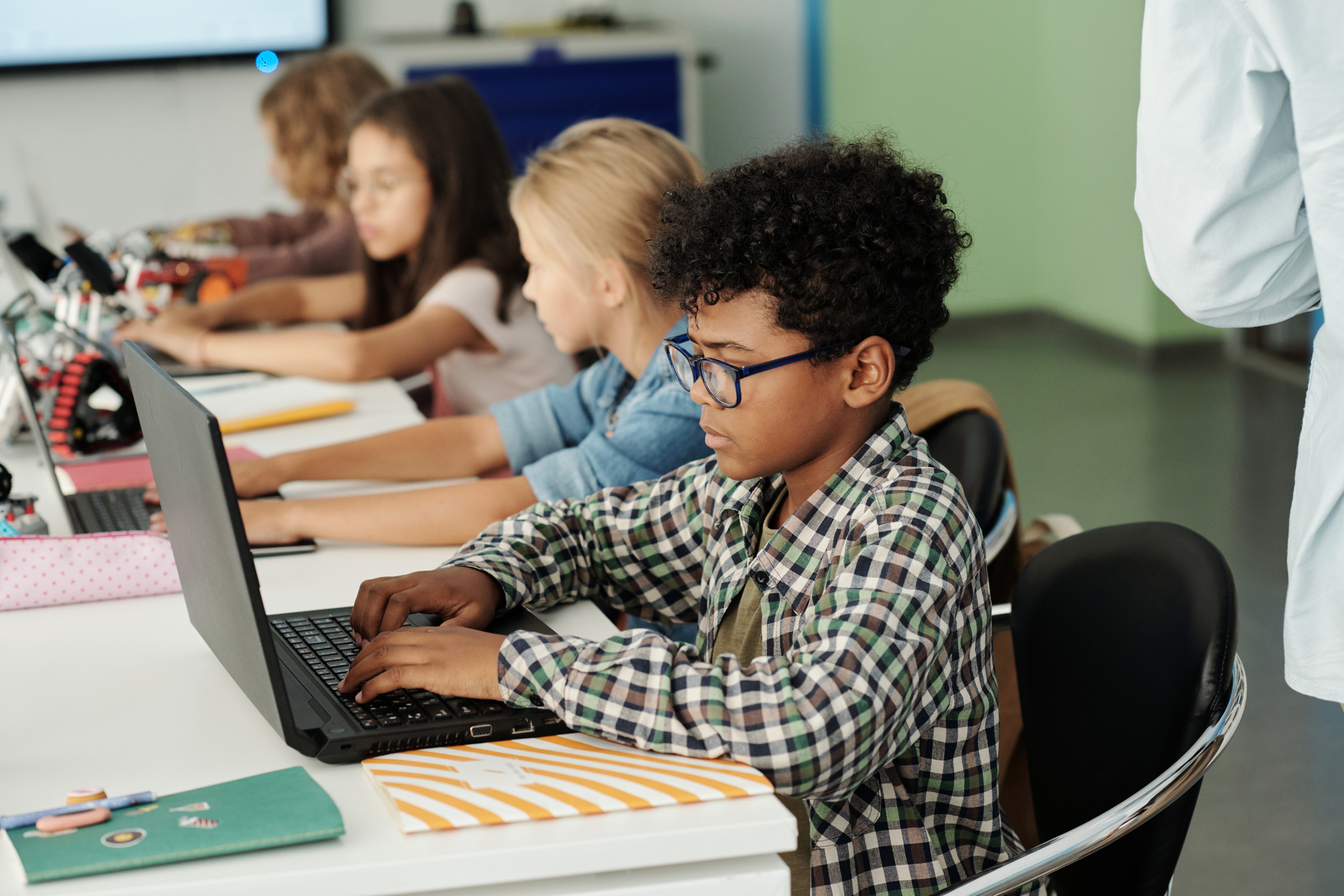 Elever jobber på chromebook i klasserommet