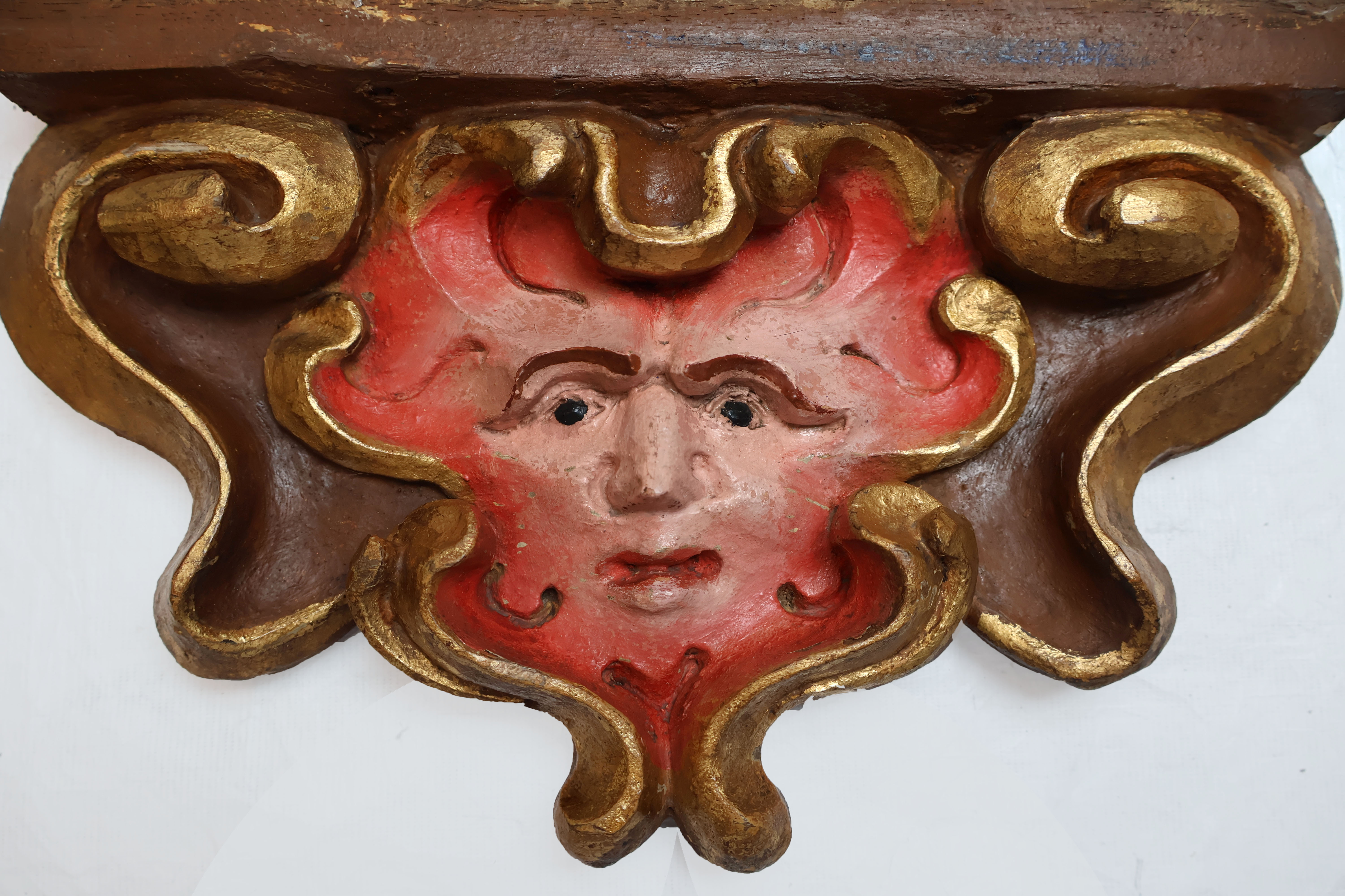 Figur 3. Grotesk maske på undersiden av prekestolkurven. Foto: Lise Chantrier Aasen, AM-UiS. 