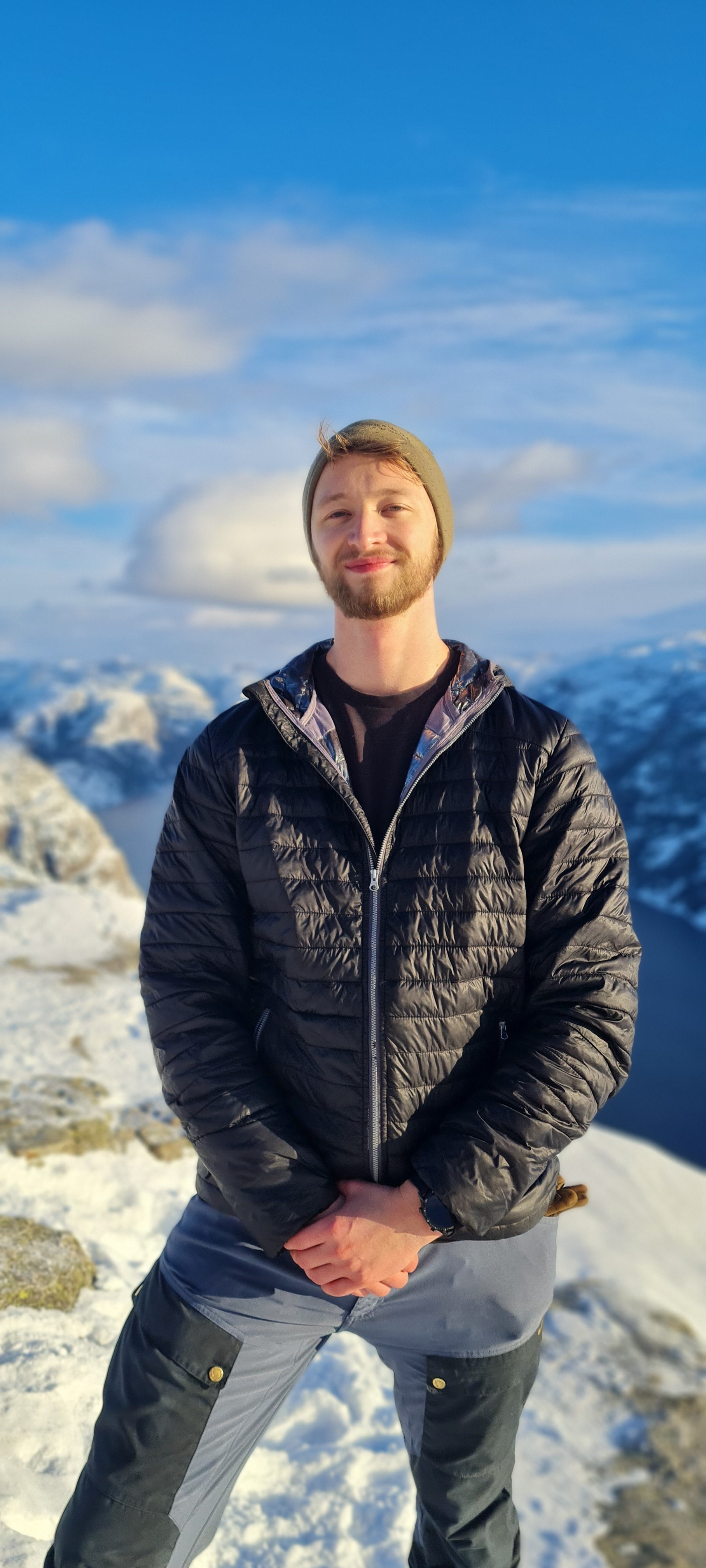 Student Magnus Lund på preikestolen med lysefjorden i bakgrunnen