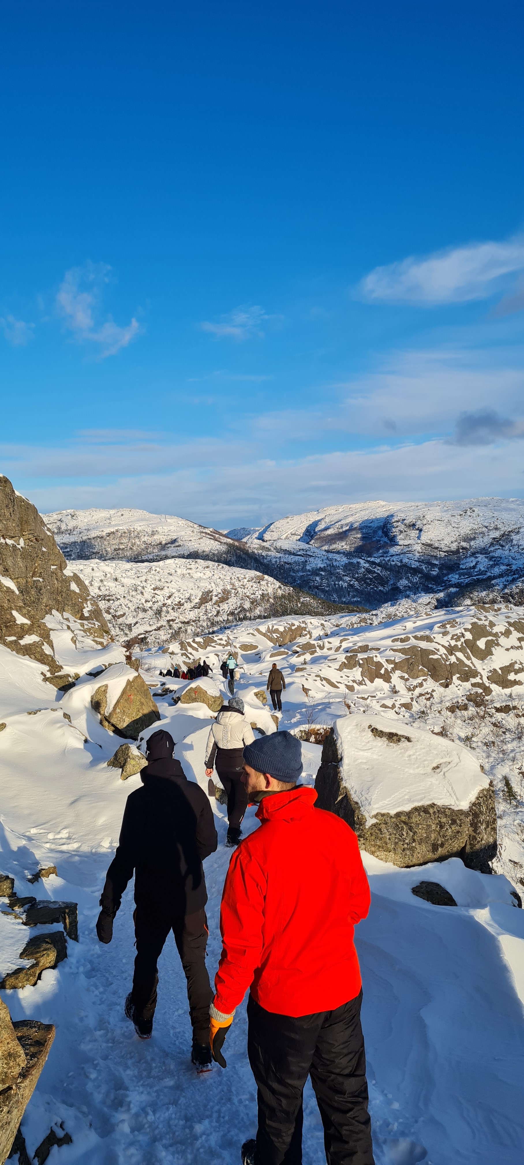 Studenter på vei opp til preikestolen på vinteren