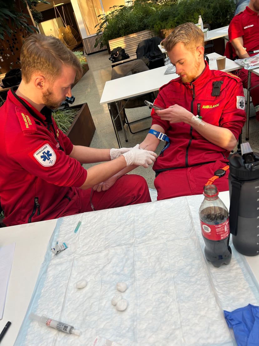 To paramedisinstudenter øver på blodtransfusjon