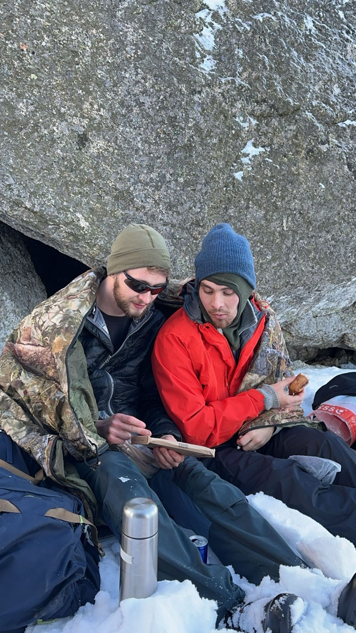 Studenter spiser lunsj i snøen på prekestolen