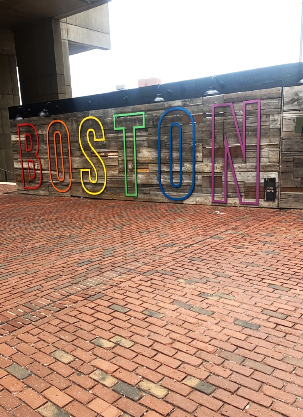 Bilde av bokstavene BOSTON på en vegg