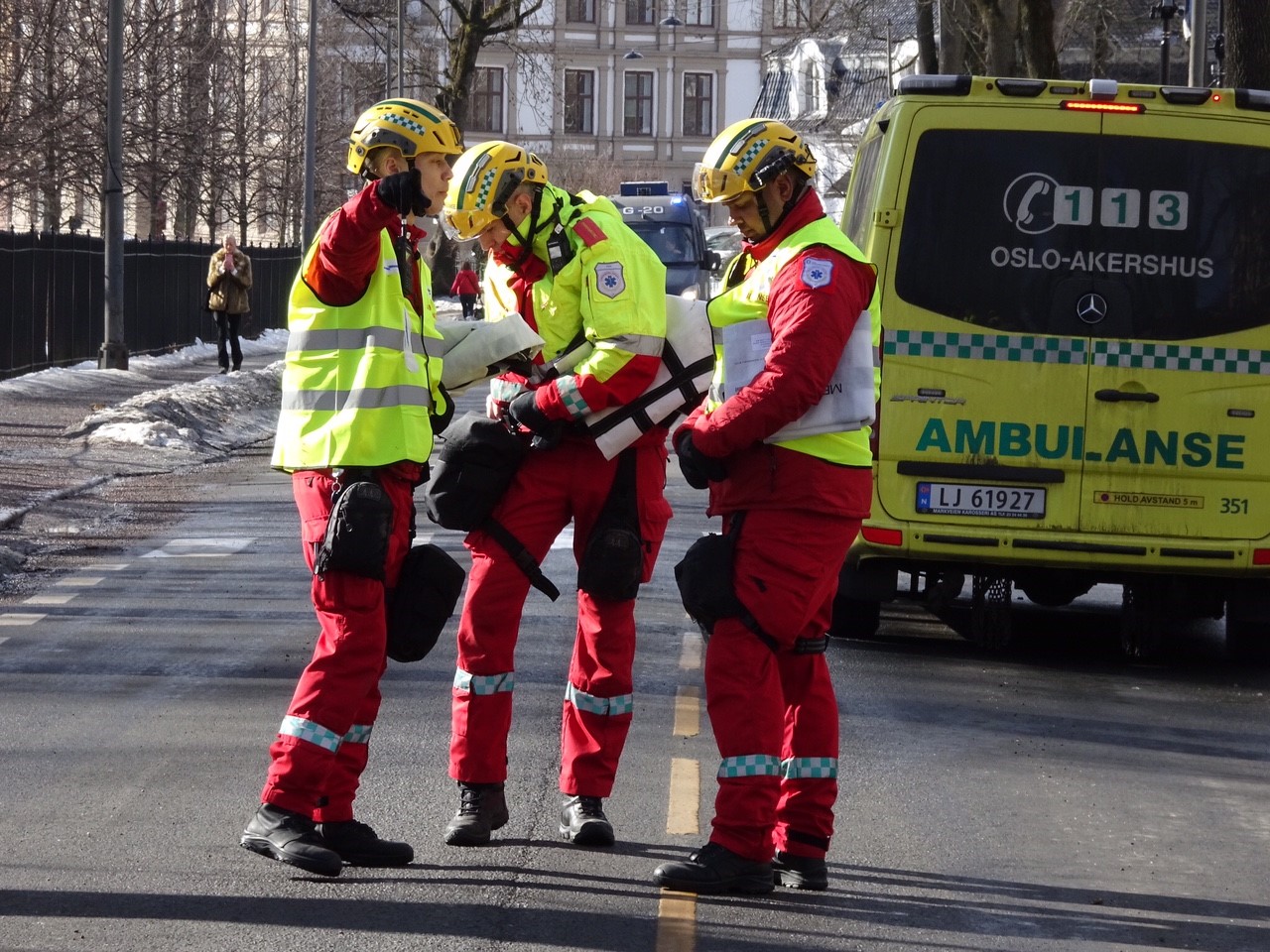 tre ambulansearbeidere på gaten