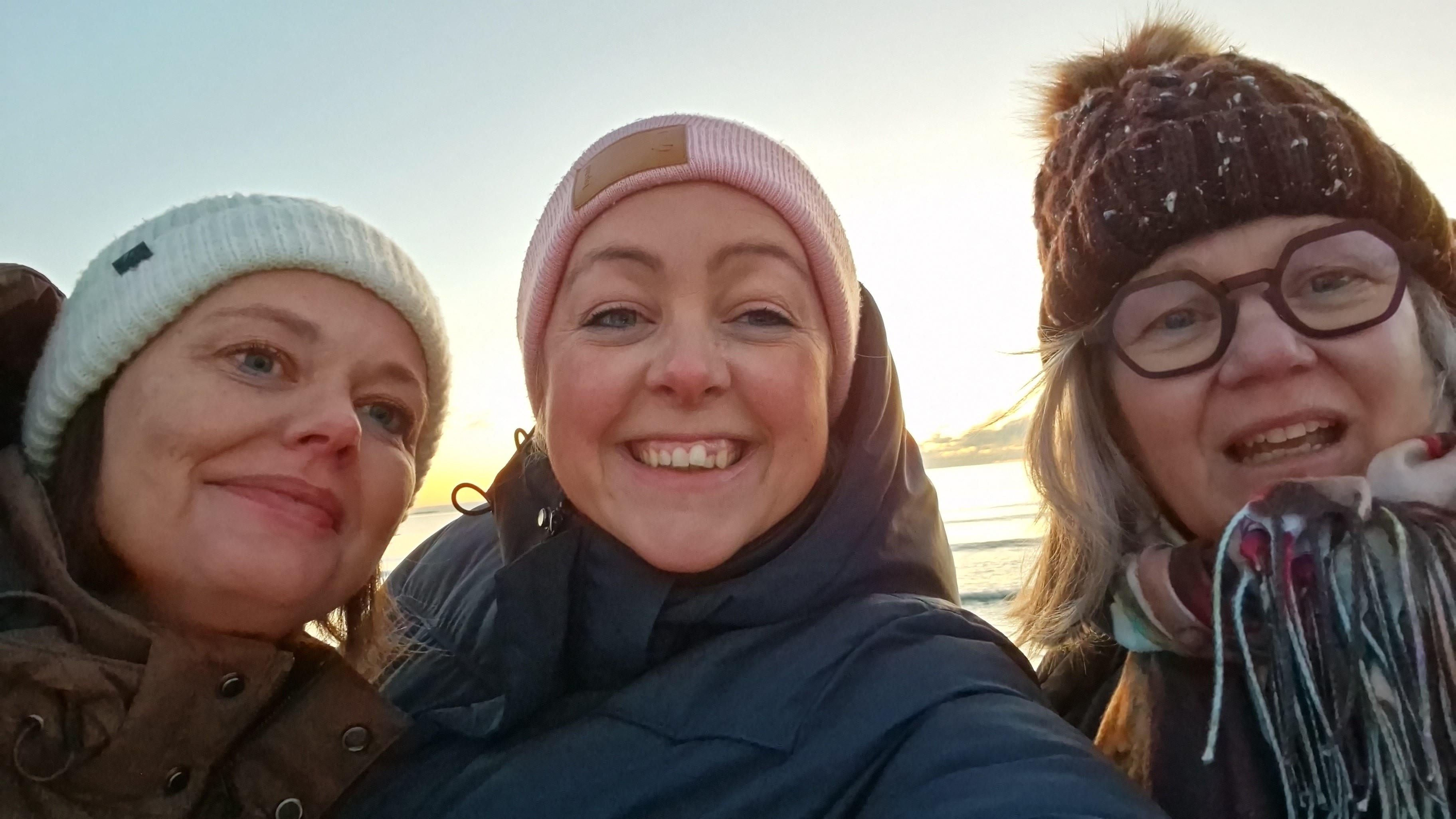 Selfie av tre vinterkledde kvinner