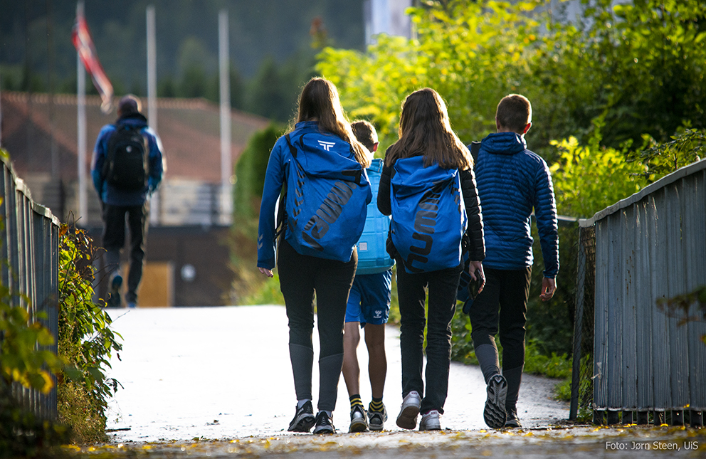 Ungdommer på vei til skolen.