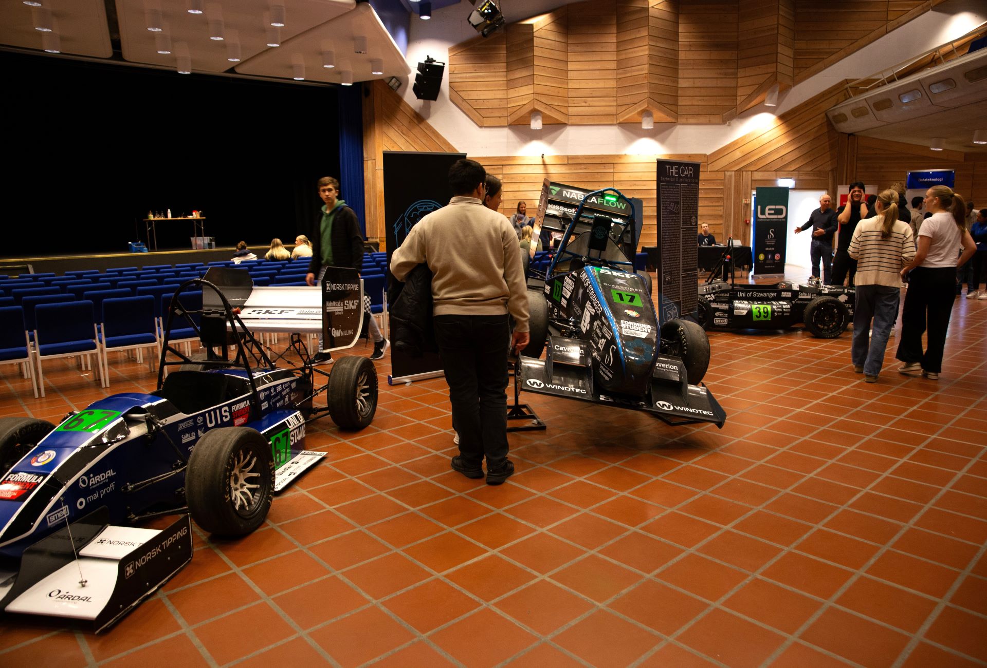 Biler på utstilling inne i hall