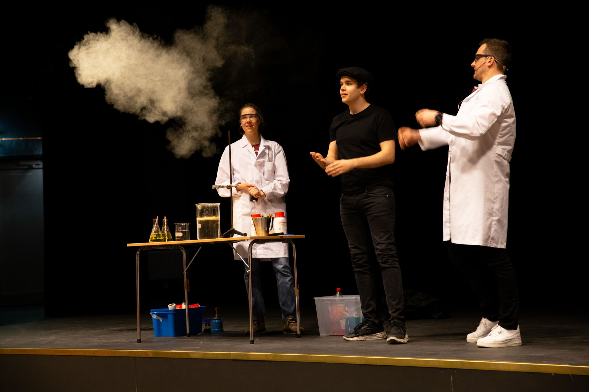 Tre personer utfører lab-eksperiment