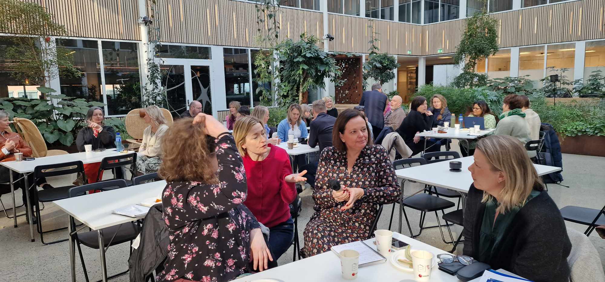 Deltakere på seminar som sitter i grupper