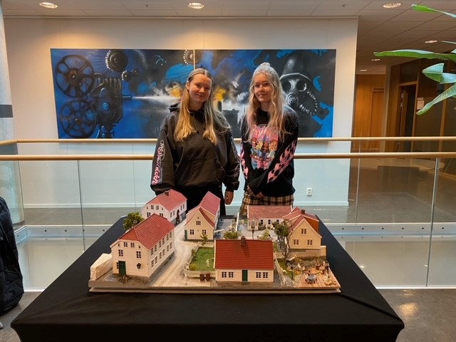Studentgruppe min sin miniatyrmodell.