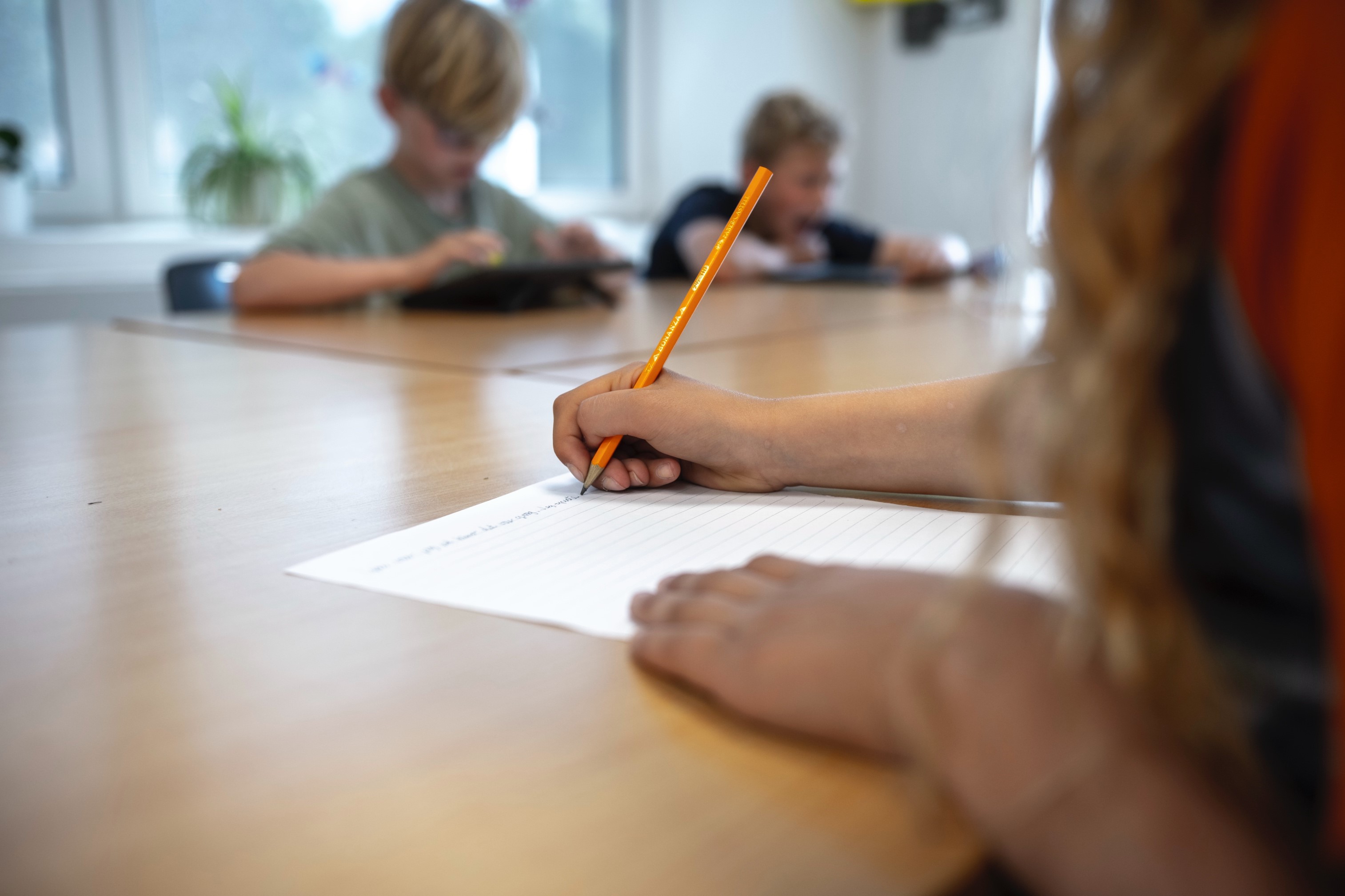 Barn som skriver i klasserom