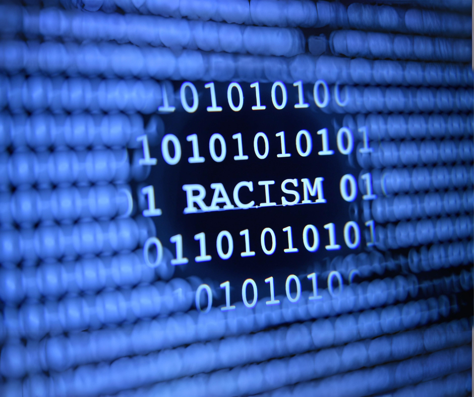 Dataskjerm med koding og teskten "racism"
