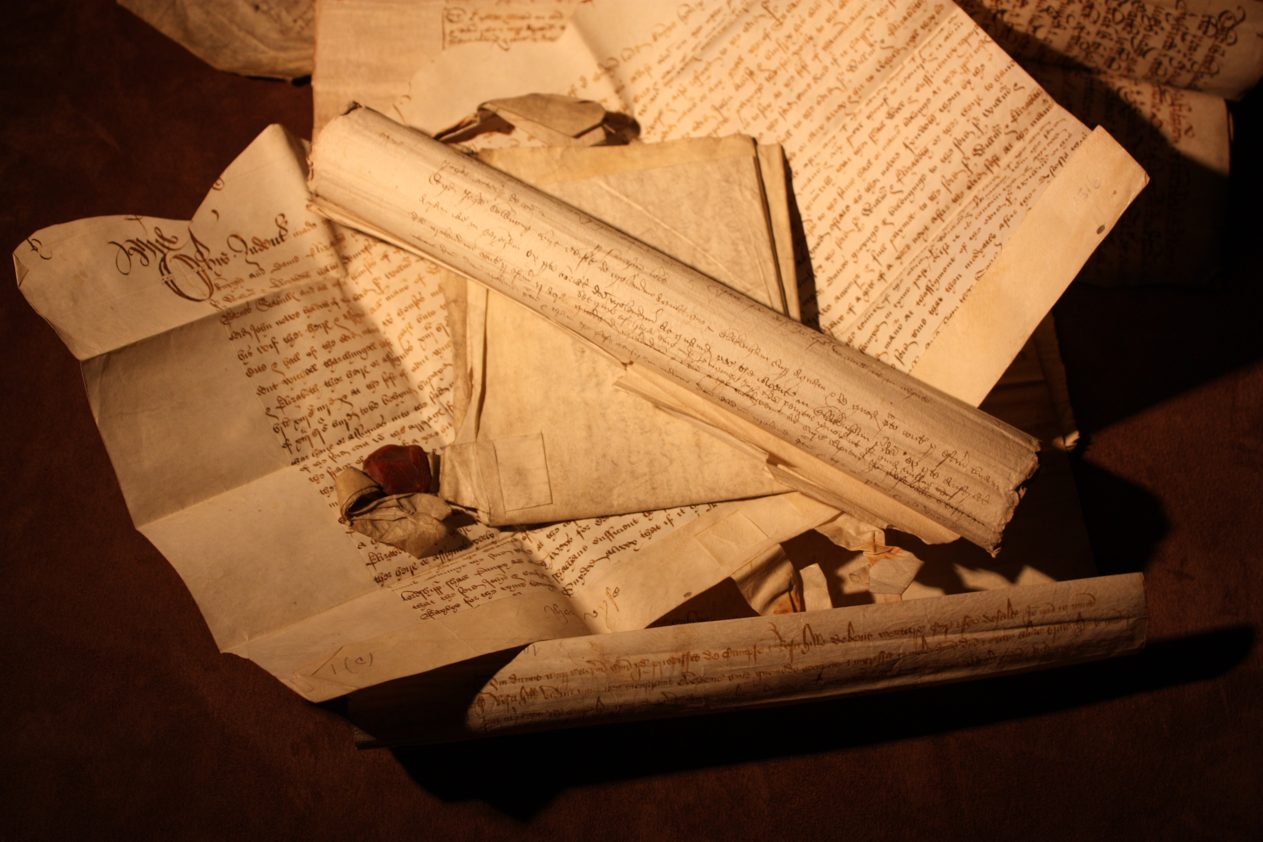 papirruller og store arkflater med håndskrevet tekst