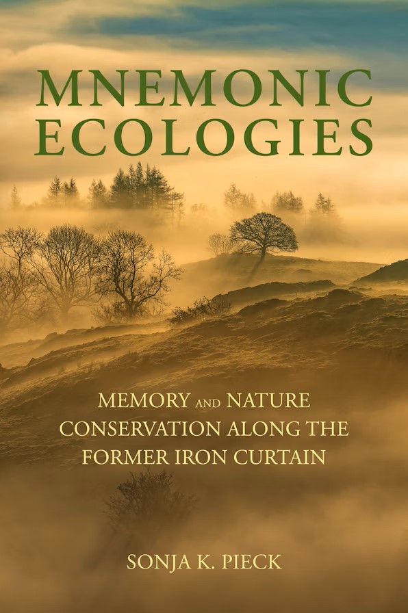 Bokomslag: "Mnemonic Ecologies" av Sonja Pieck
