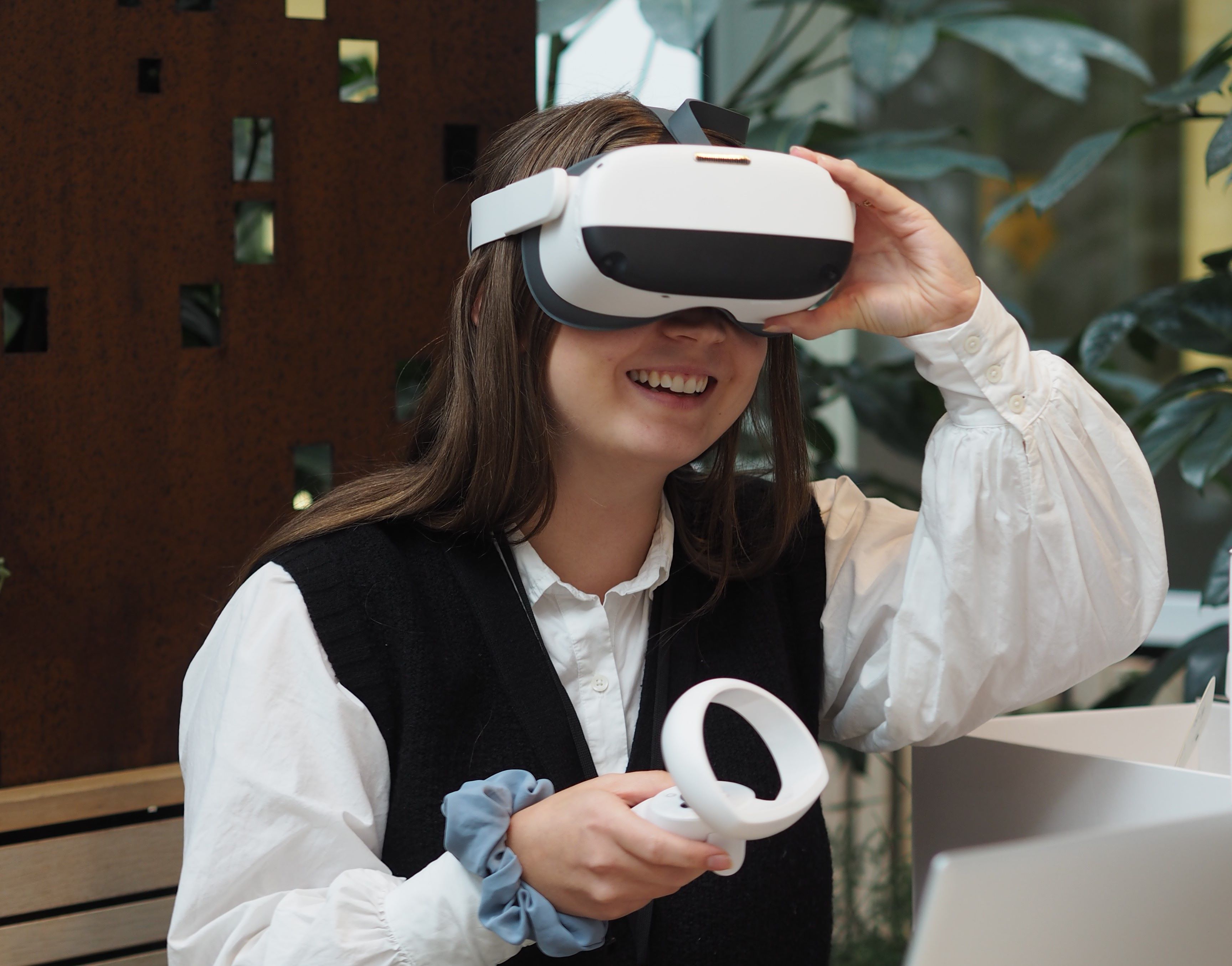 Kvinne med vr-briller 