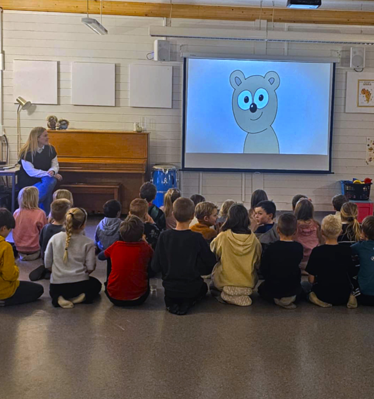 SFO elever ser animert bjørnefilm