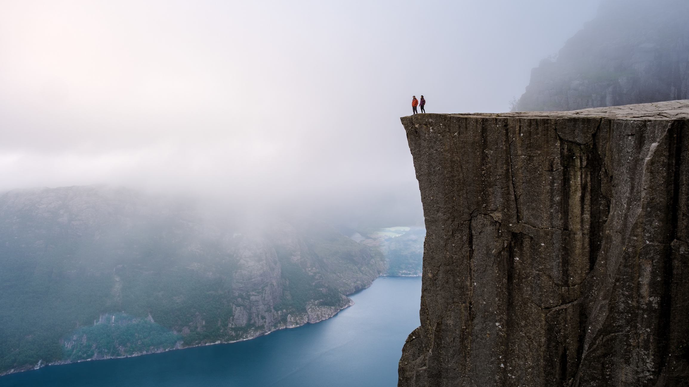 2 personer på prekestolen. Bilde er tatt fra langt borte
