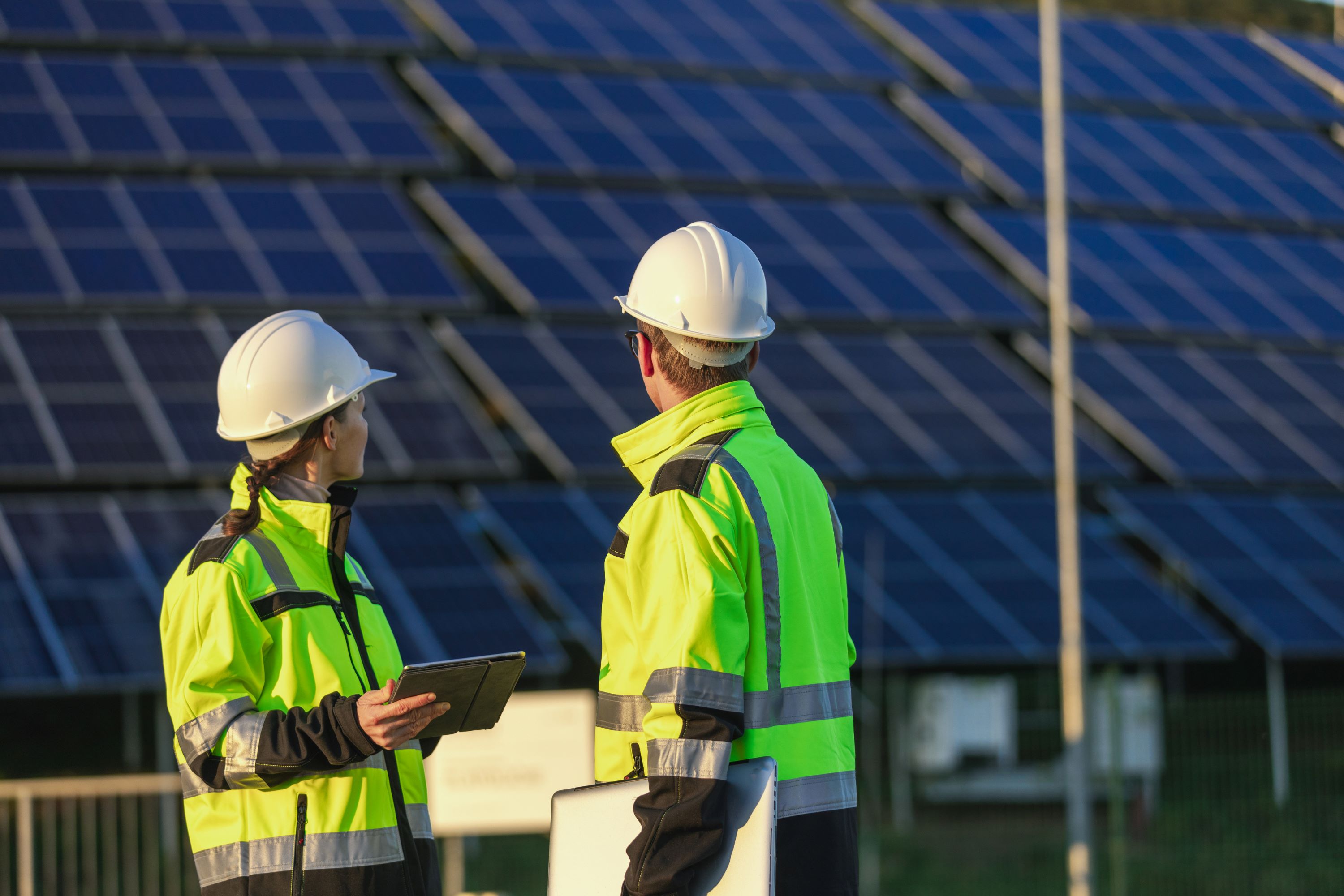 To ingeniører diskuterer drift av solkraftverk
