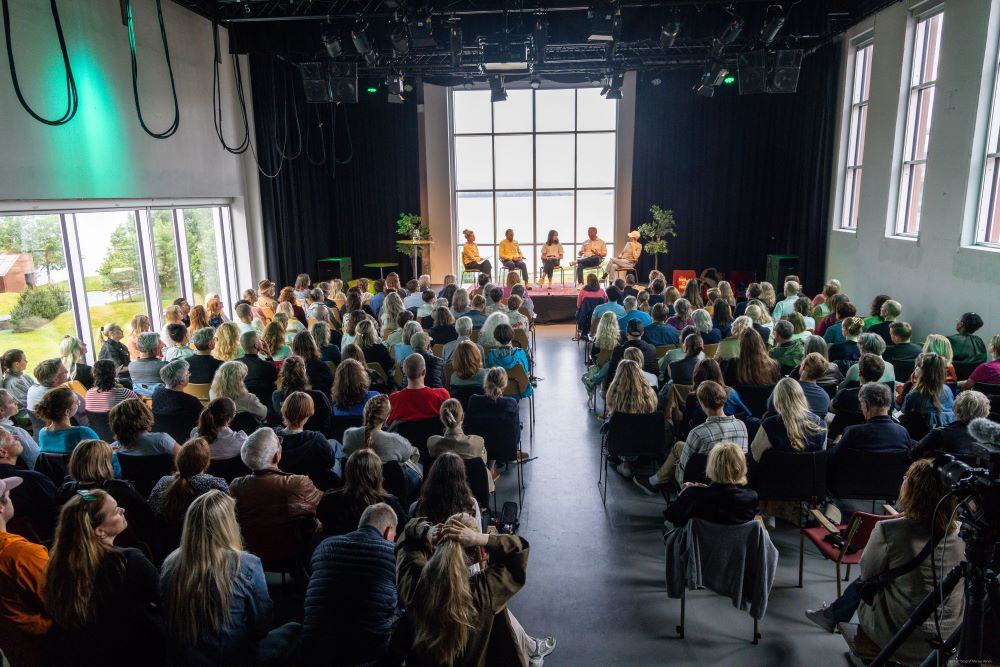 Oversiktfoto av publikummere sett bakfra