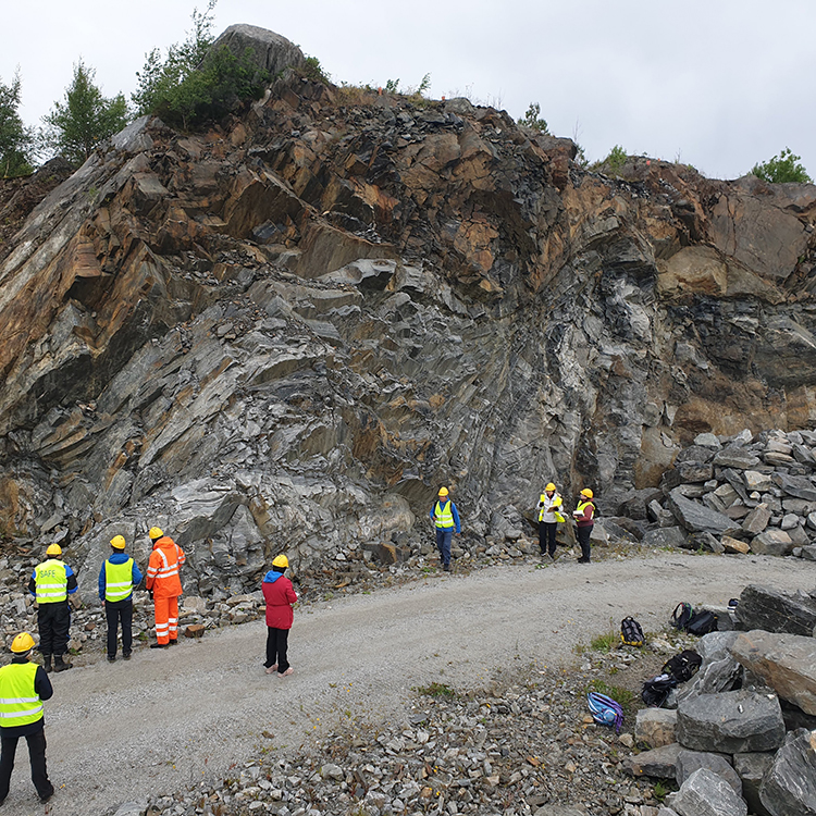 Studenter på feltarbeid i geologi