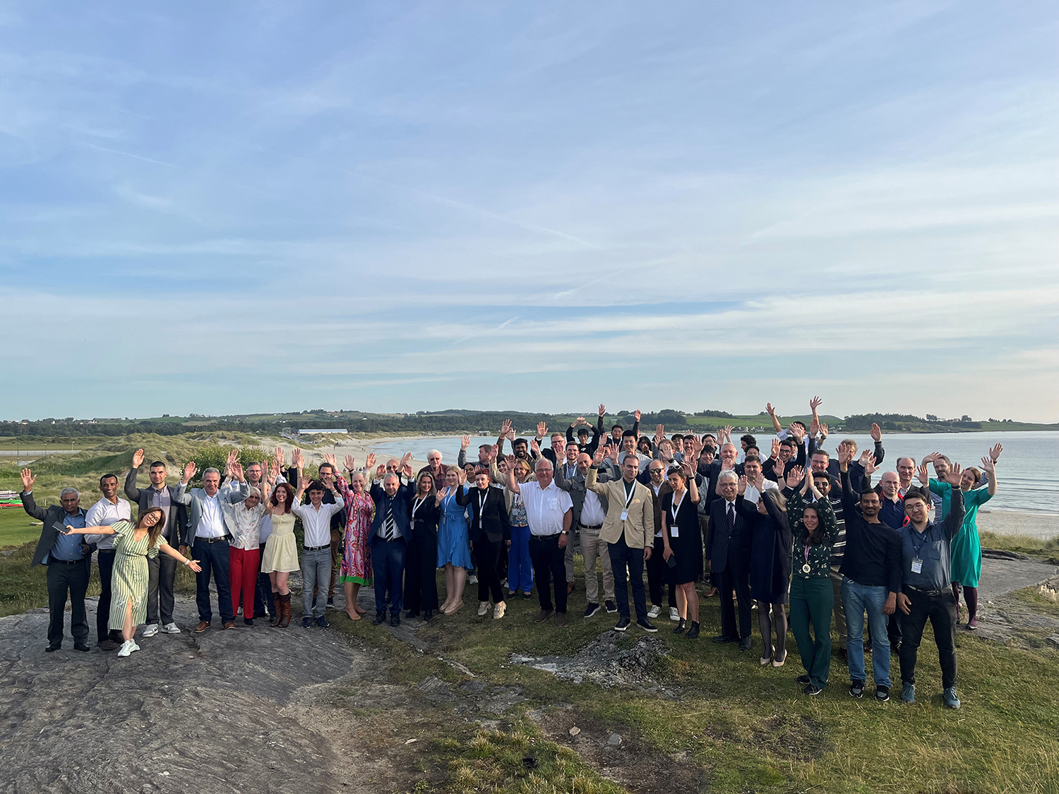 Konferansesdeltakere poserer på Solastranden.