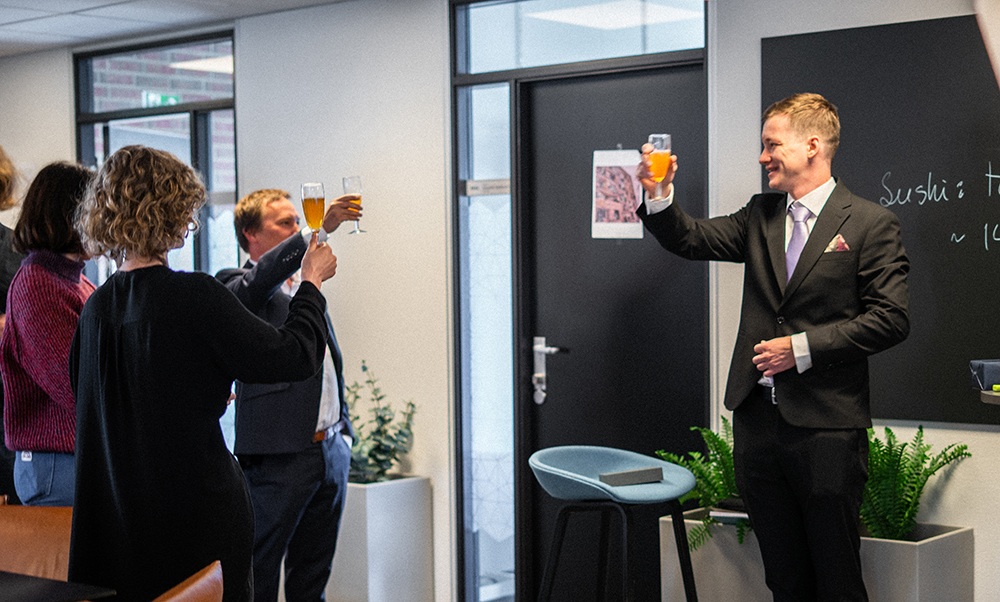 En mann skåler med eplejuice.