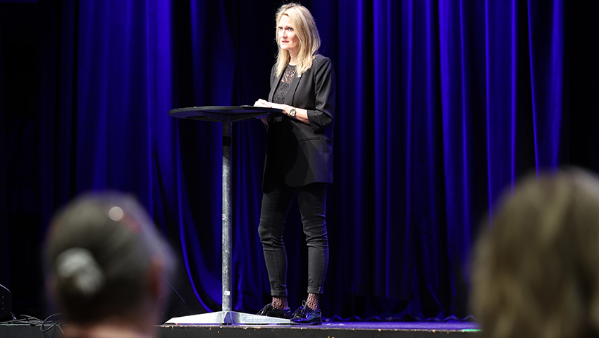 Elise Auvachez Millot på scenen.
