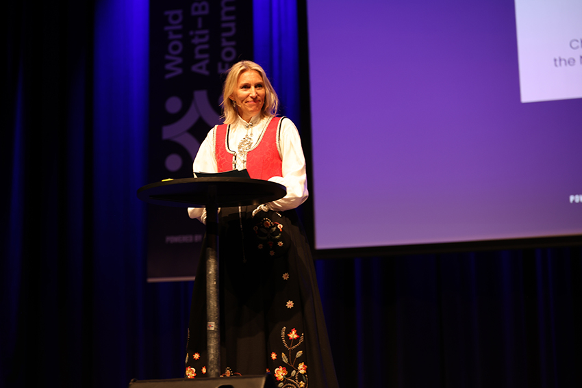 Hildegunn Fandren på scenen under åpningsseremonien til WABF2025.