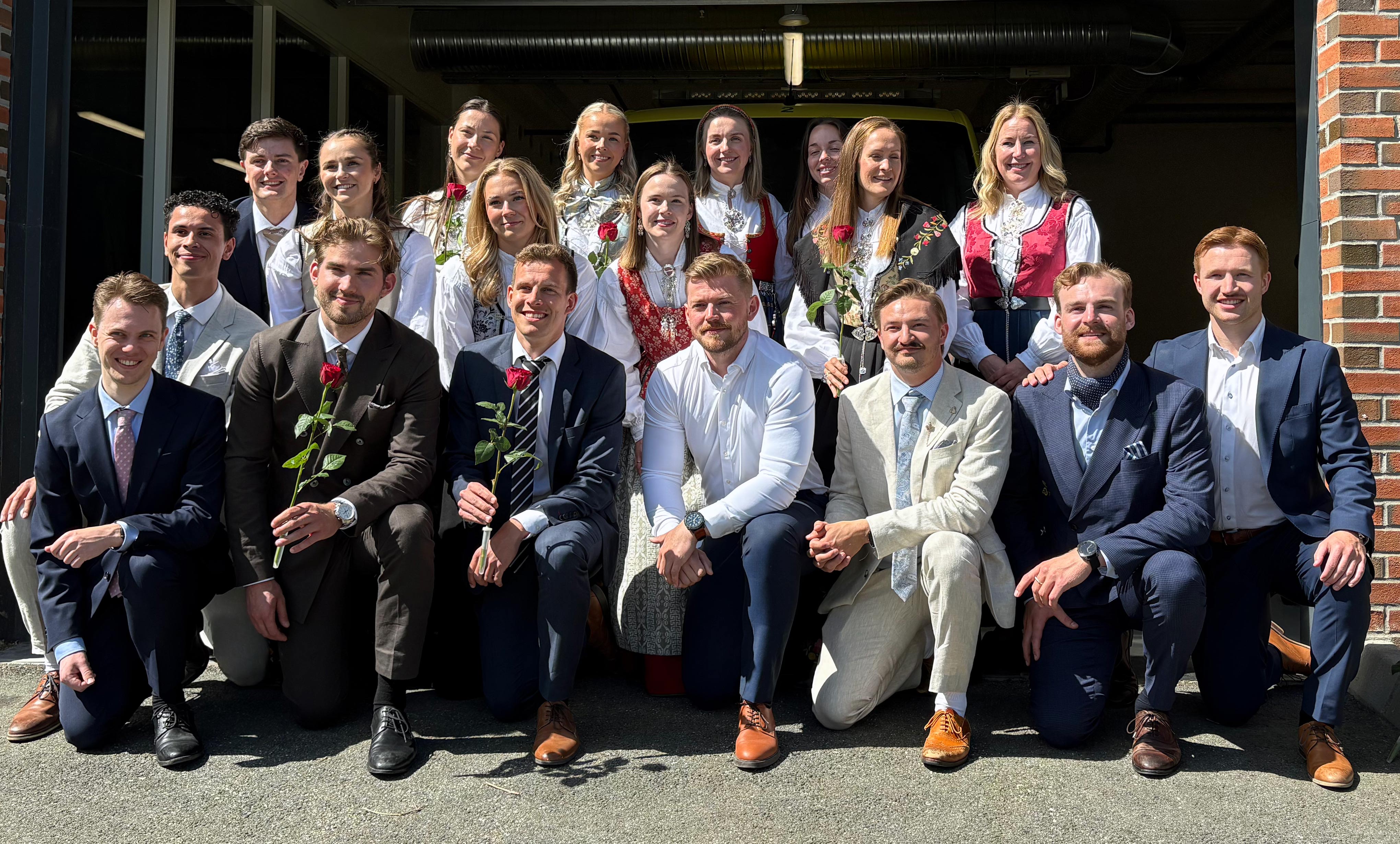 Smilende studenter i finklær