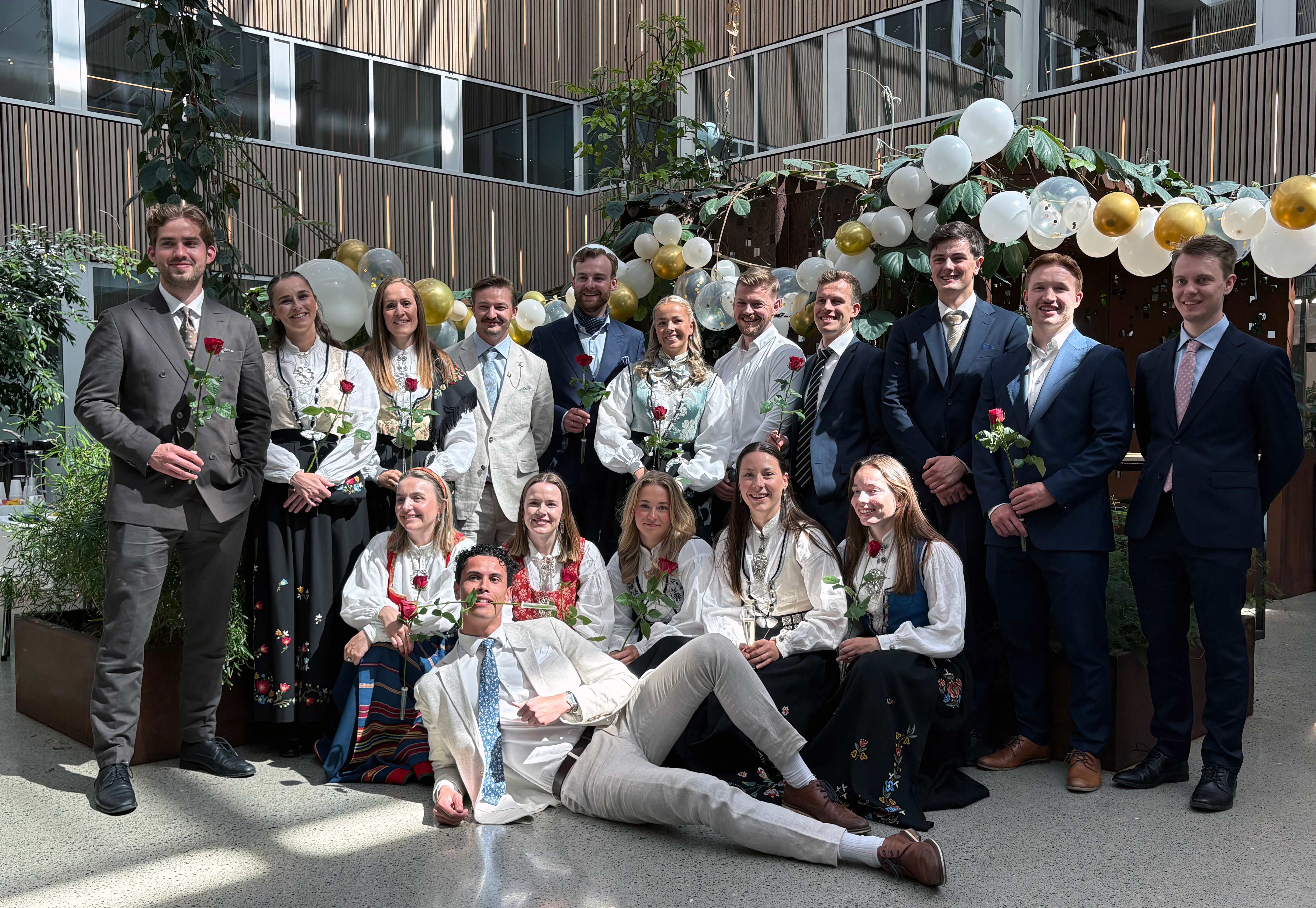Smilende studenter i finklær