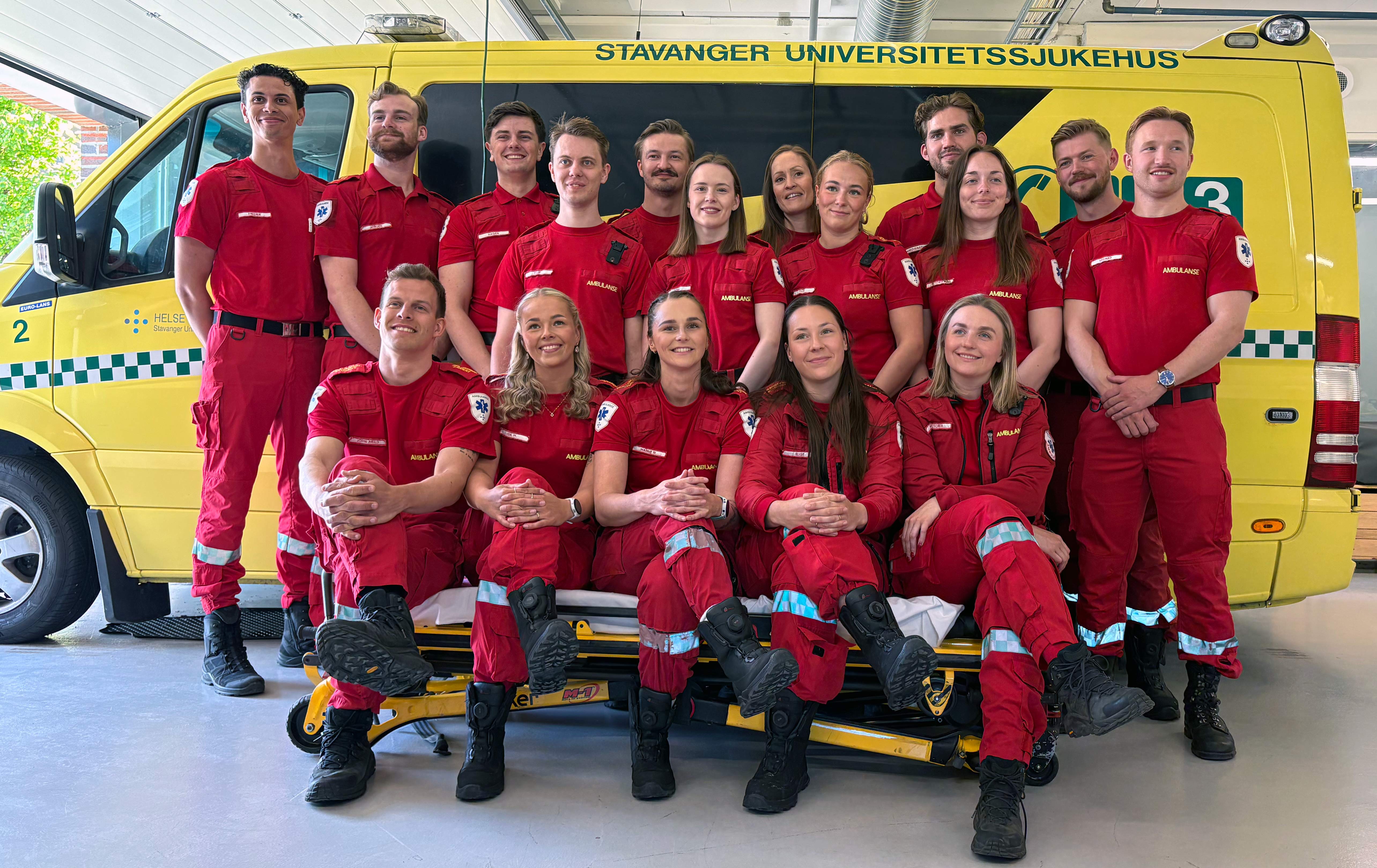 Smilende studenter i uniform