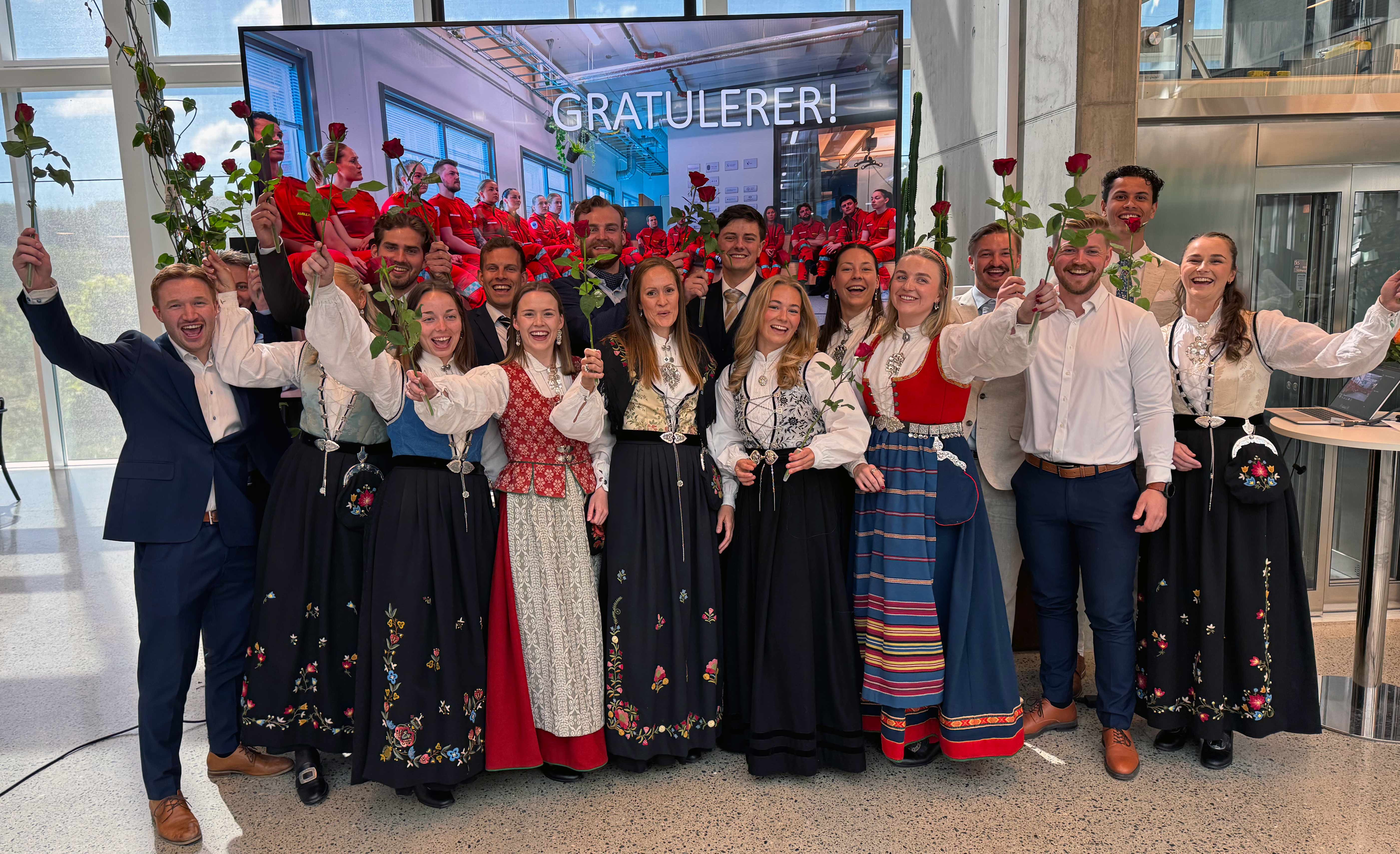 Smilende studenter med roser