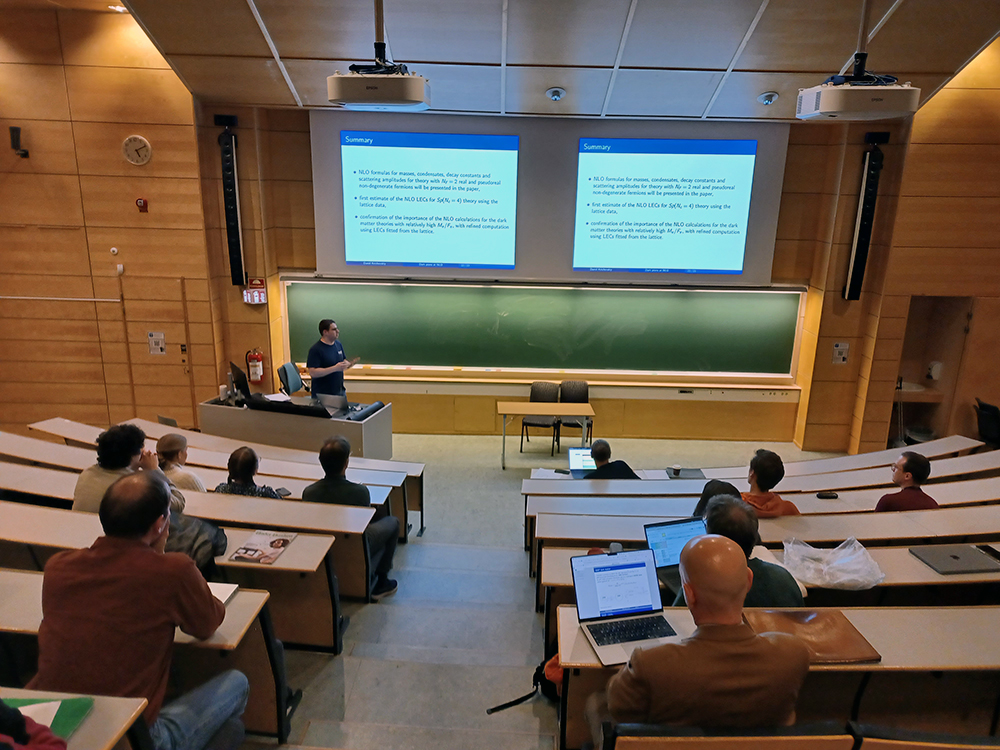 En mann presenterer i et auditorium.