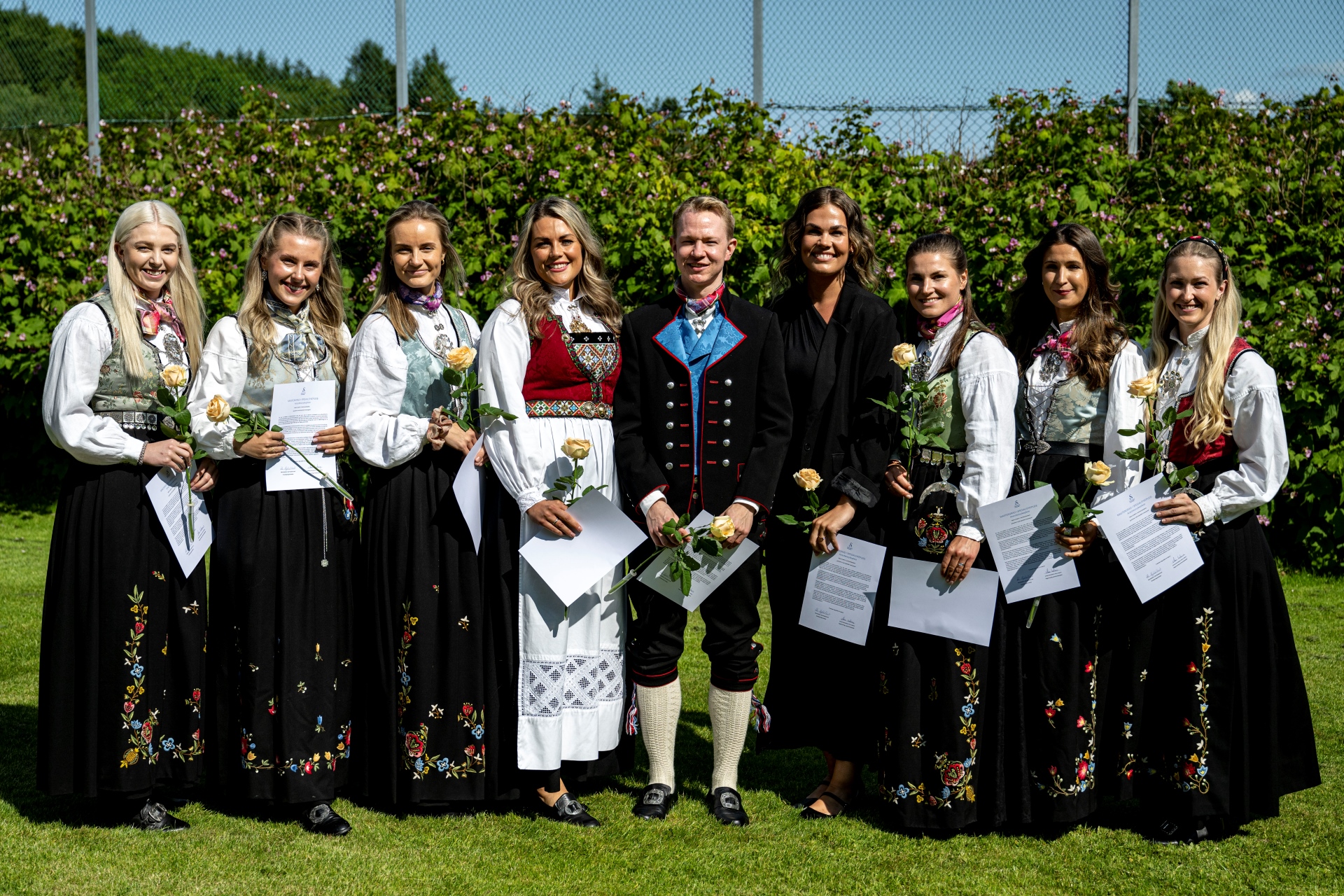 Smilende studenter i finklær