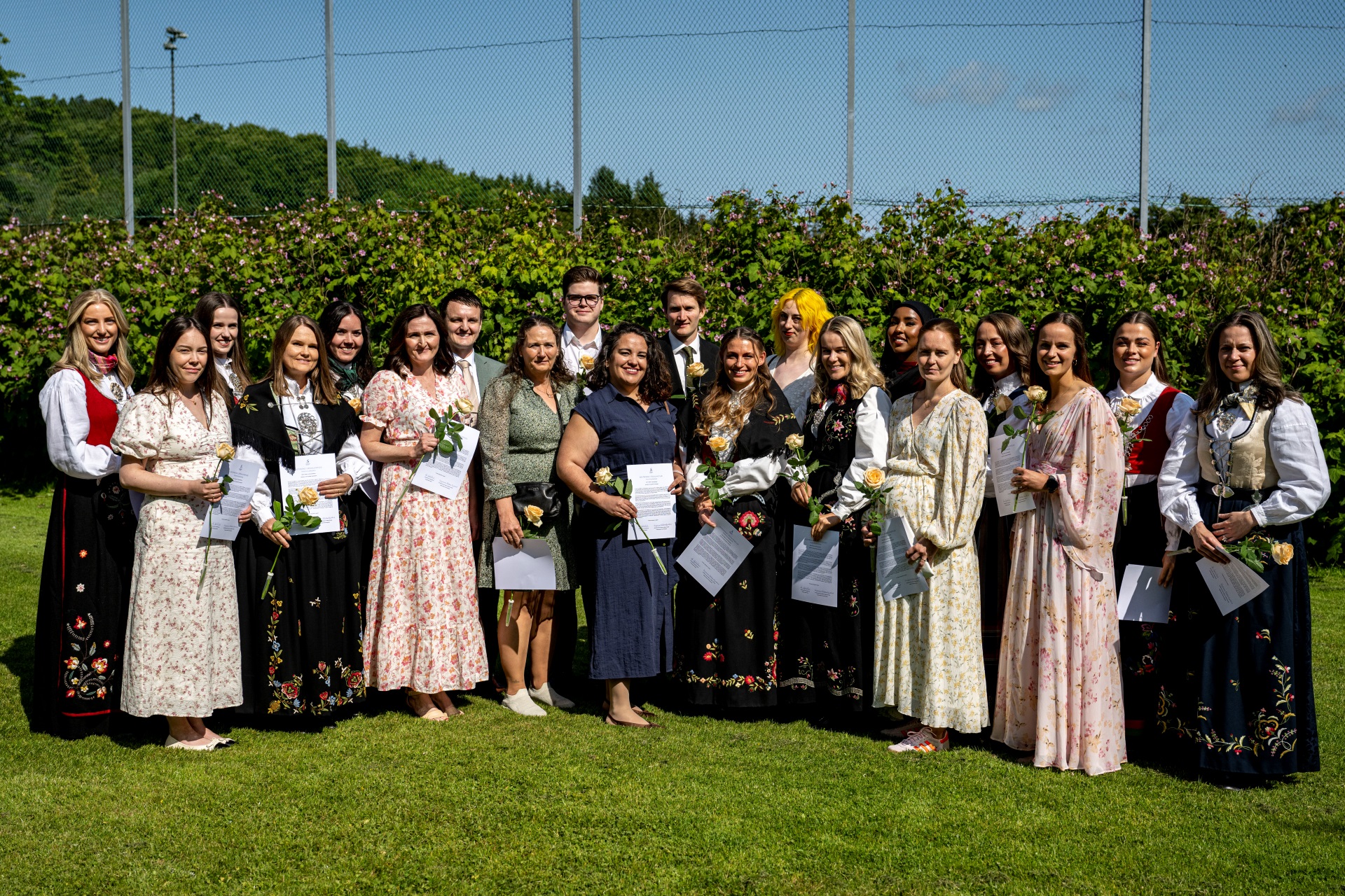 Smilende studenter i finklær