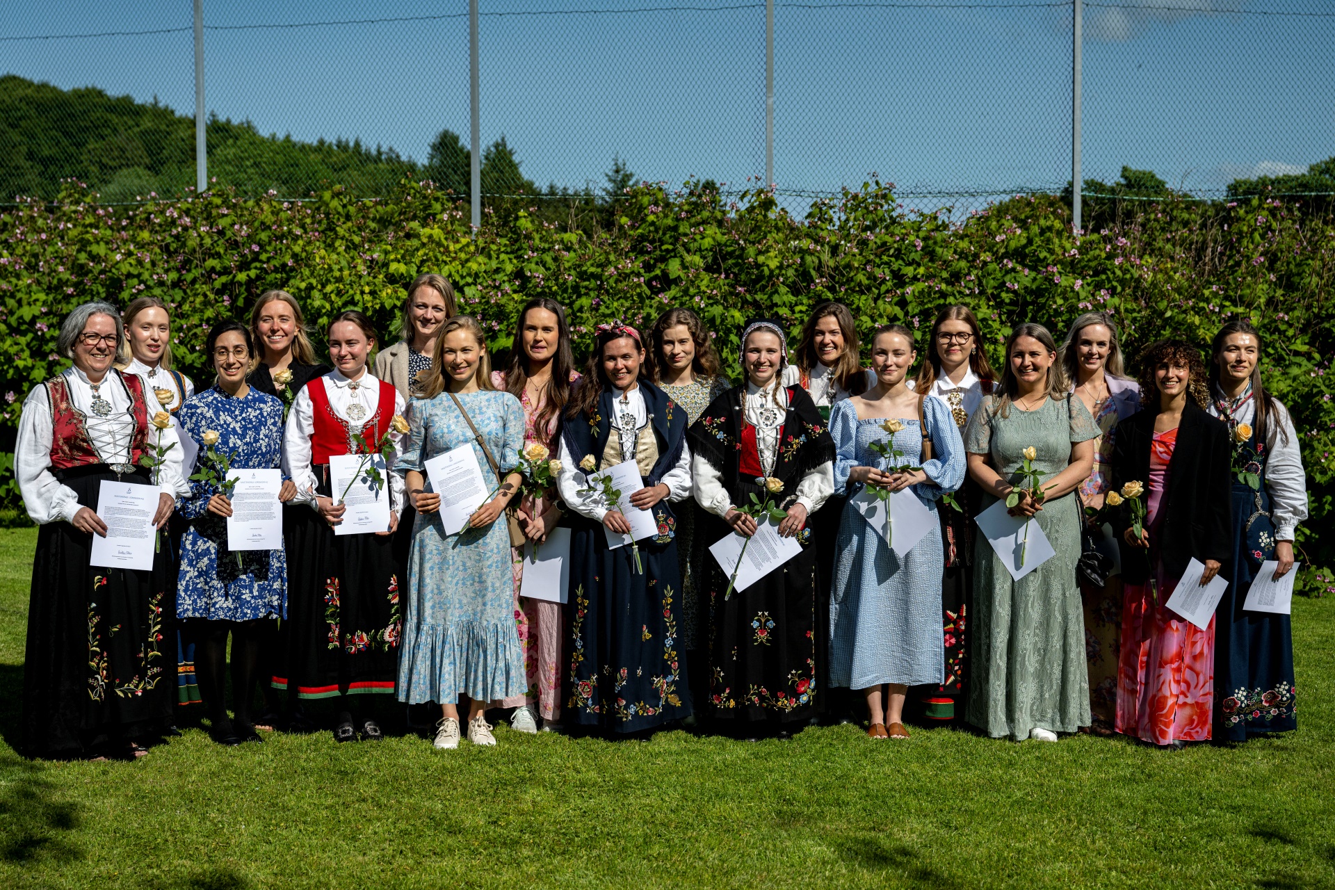 Smilende studenter i finklær