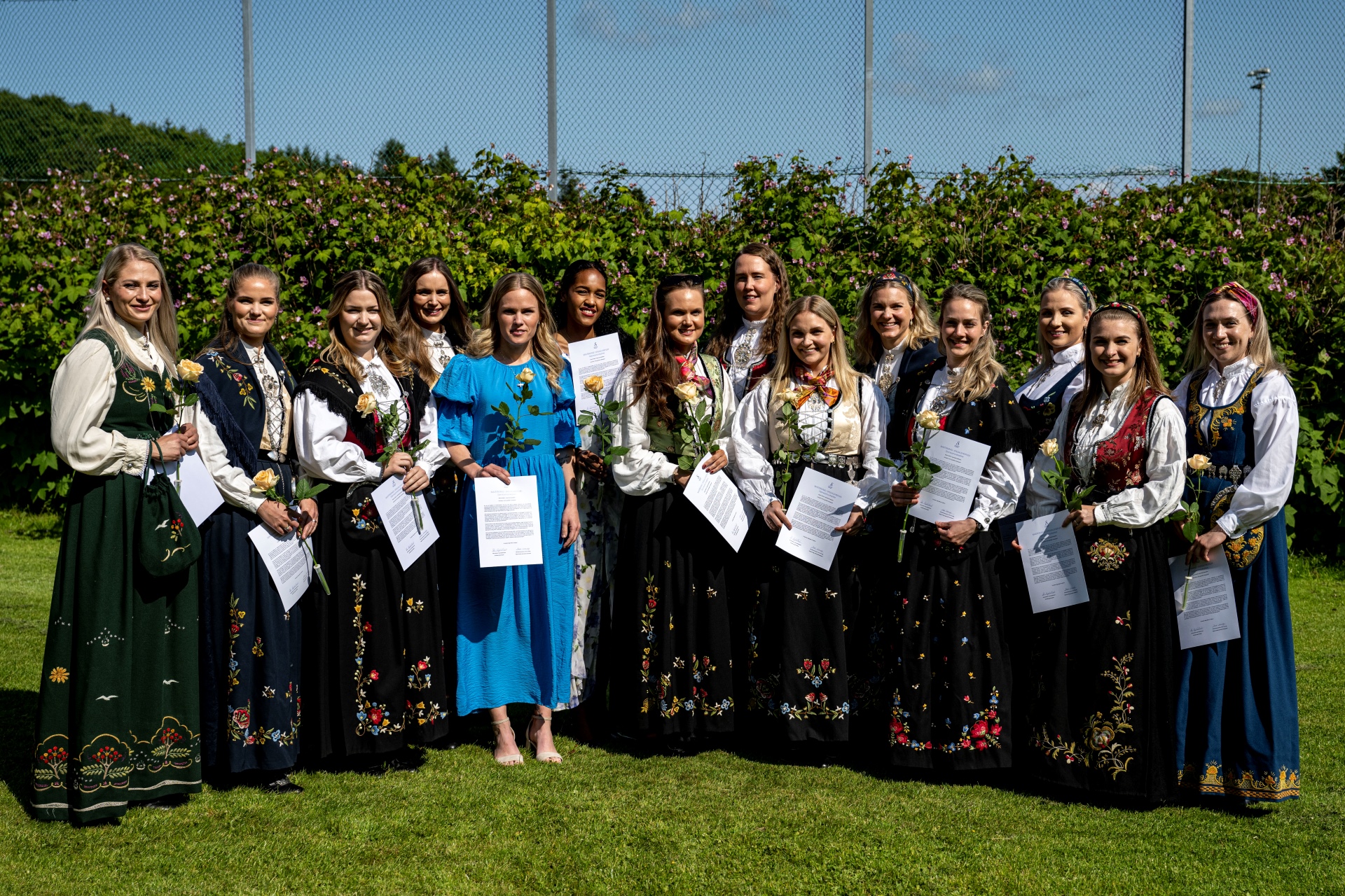 Smilende studenter i finklær