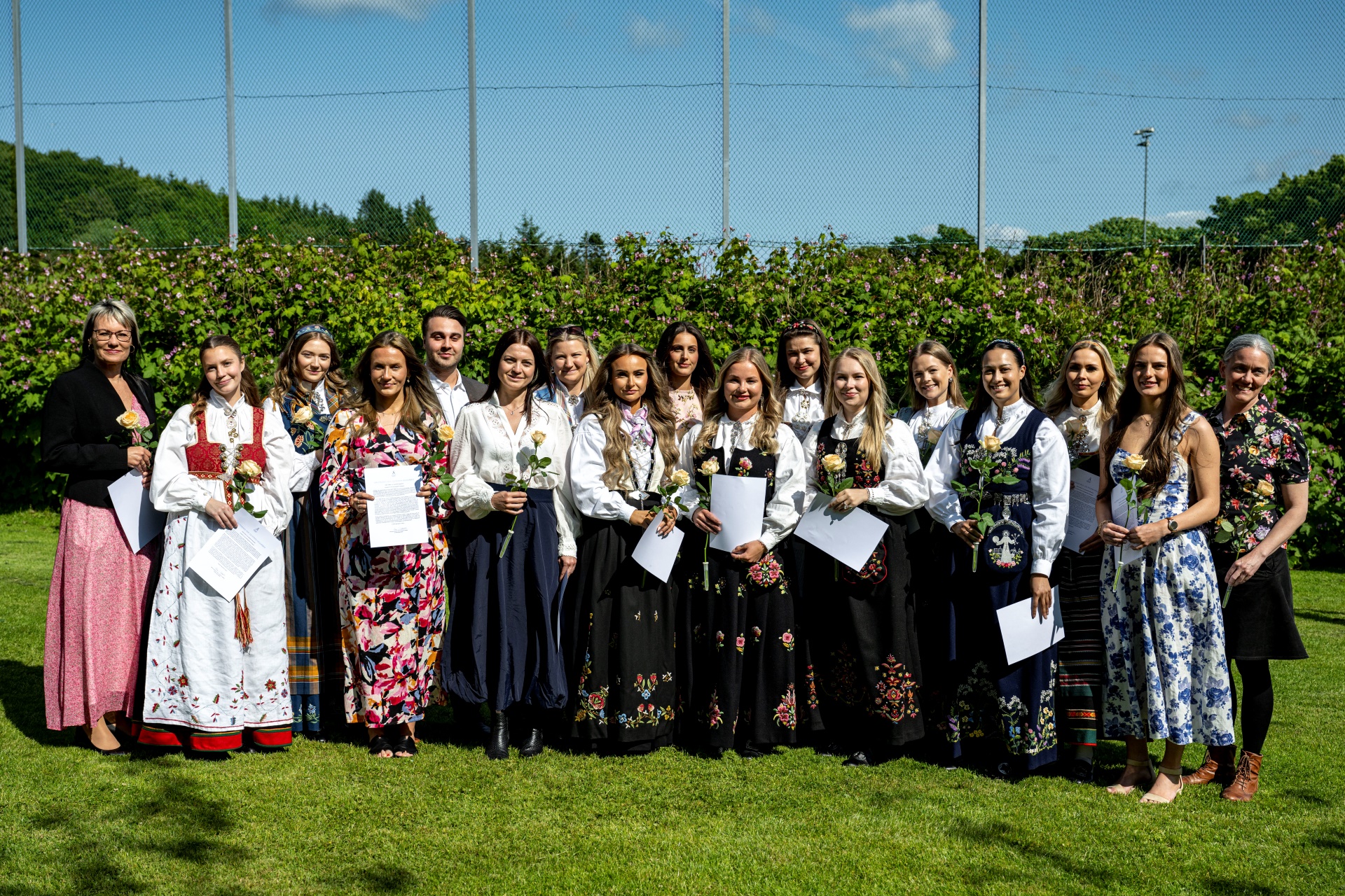 Smilende studenter i finklær