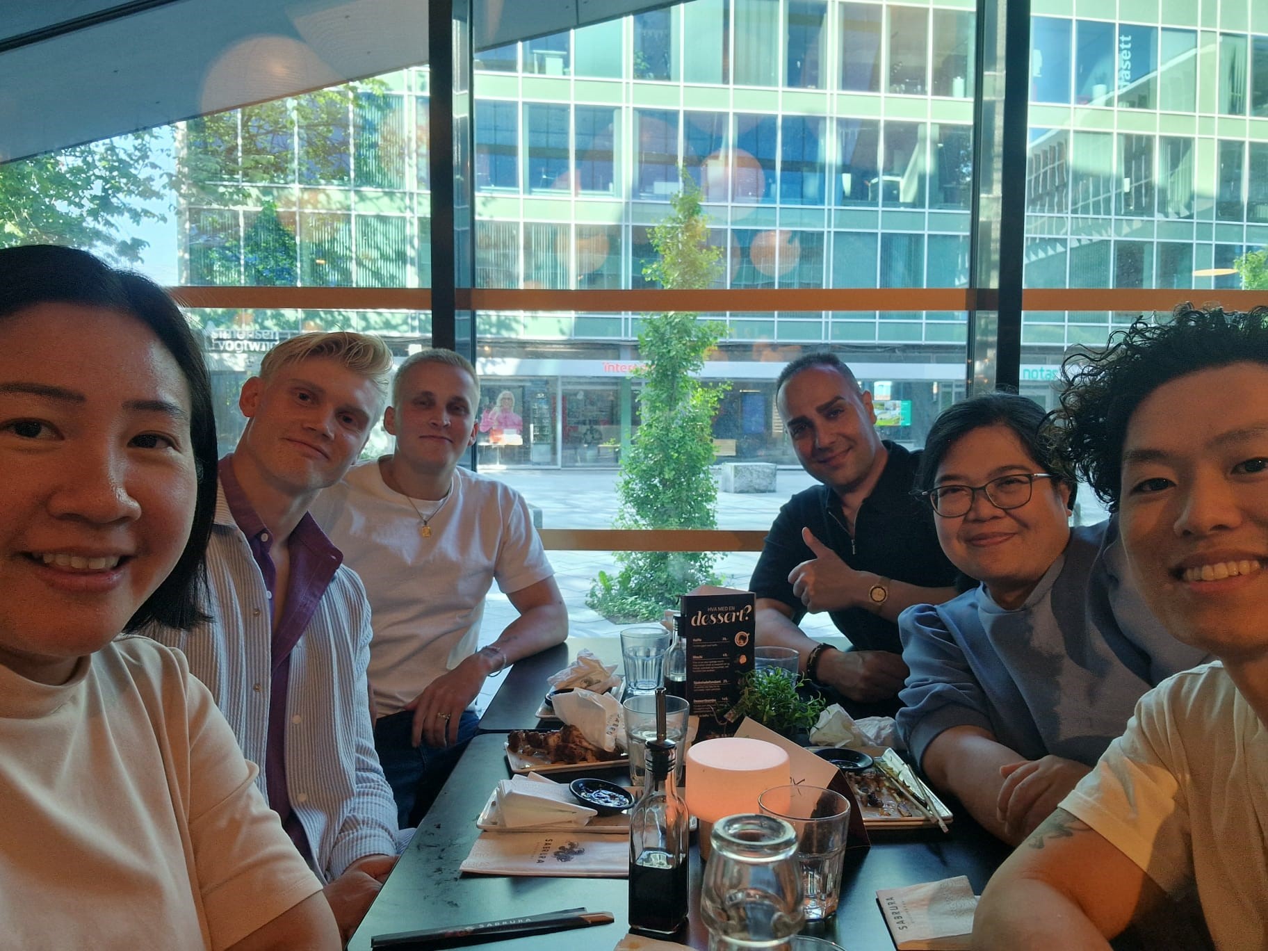 Studenter på restaurant