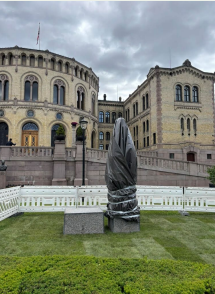 Statue som er dekket til utenfor Stortinget