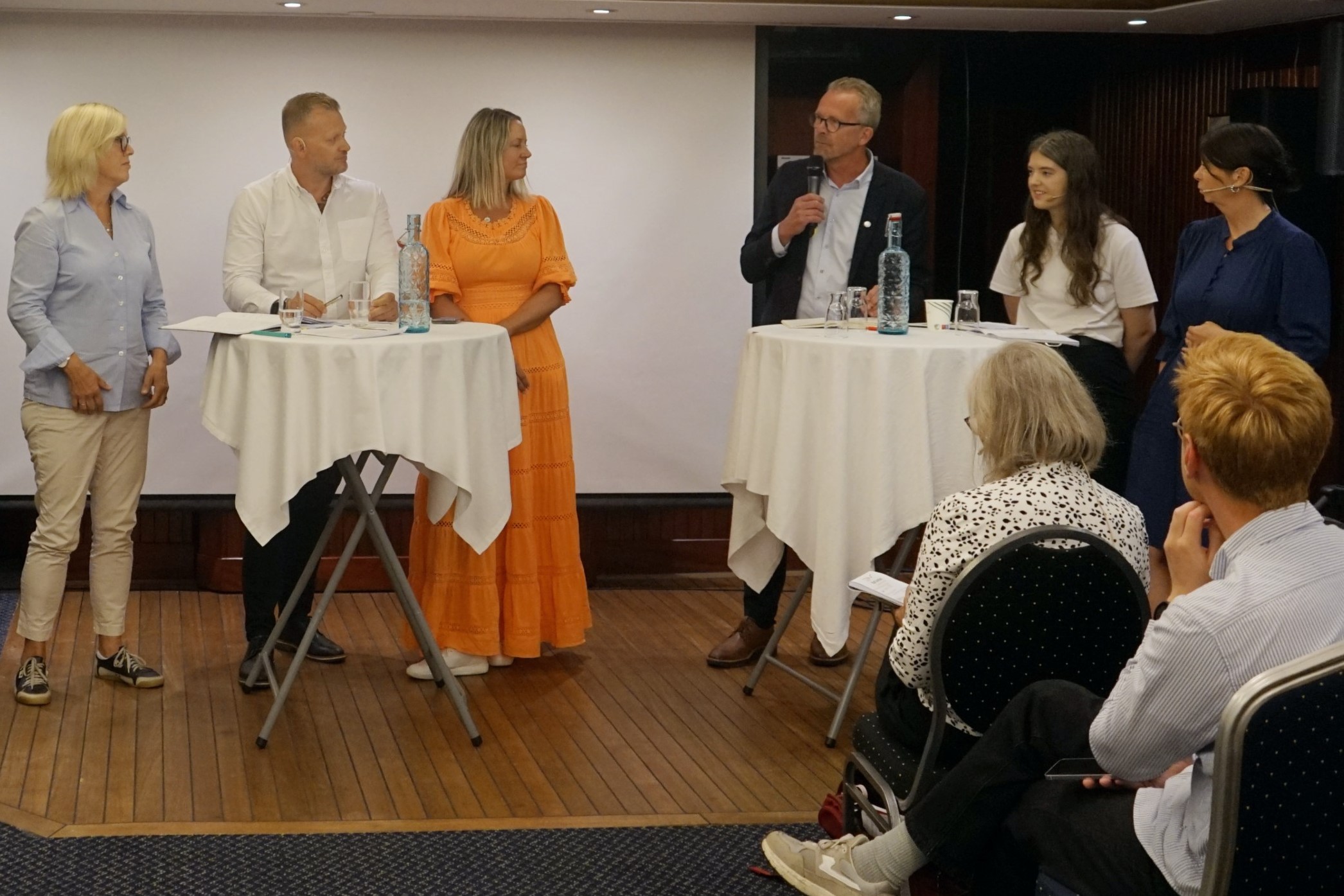 Panel bestående av seks personer