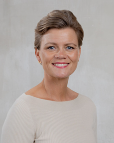 Smilende kvinne