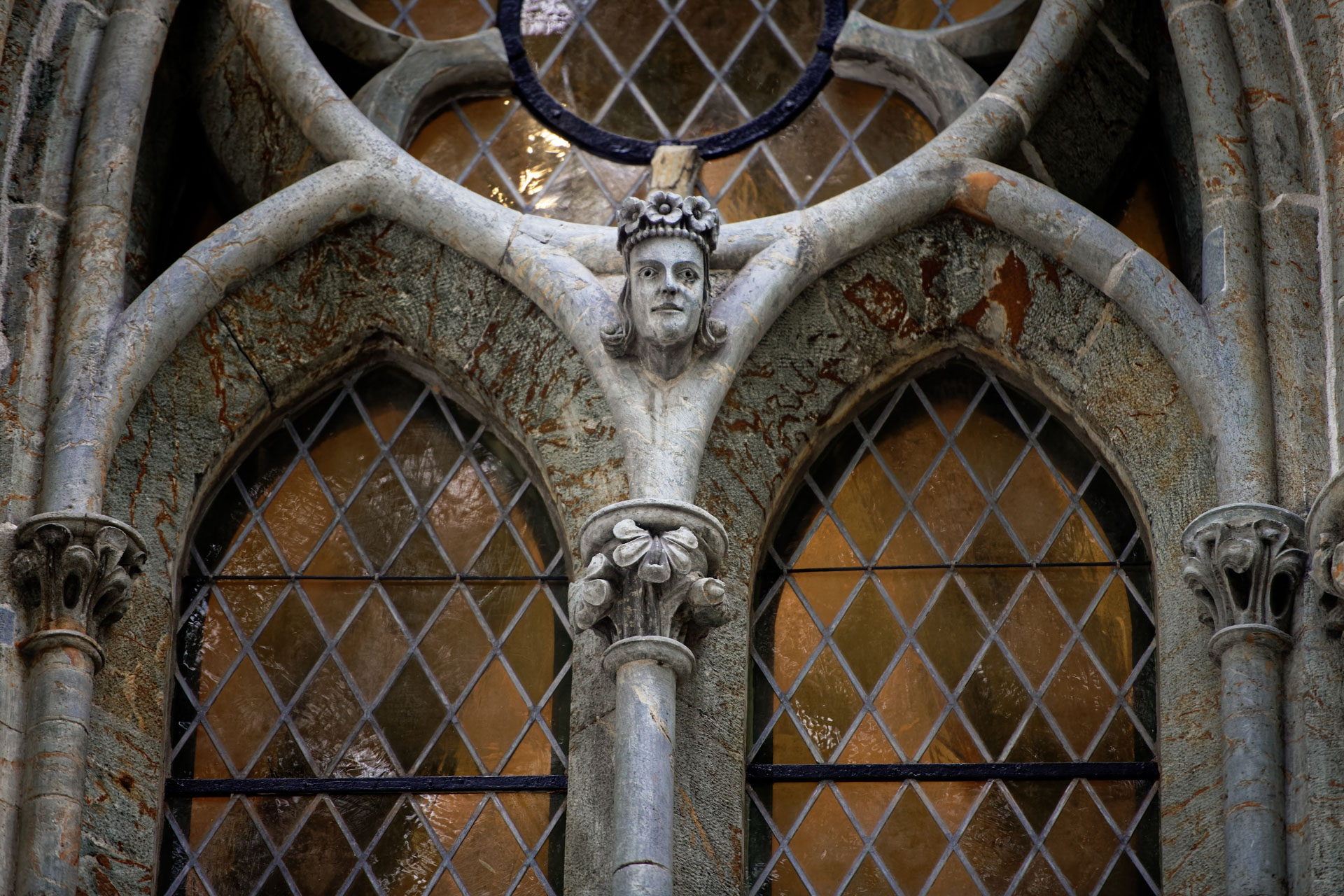 Nærbilde av fasaden på Stavanger domkirke