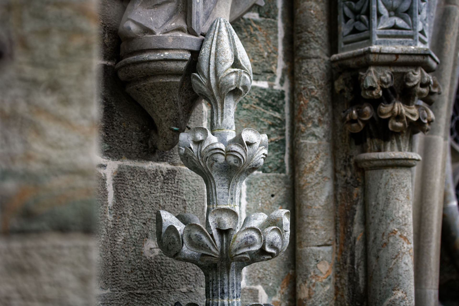 Nærbilde av fasaden på Stavanger domkirke