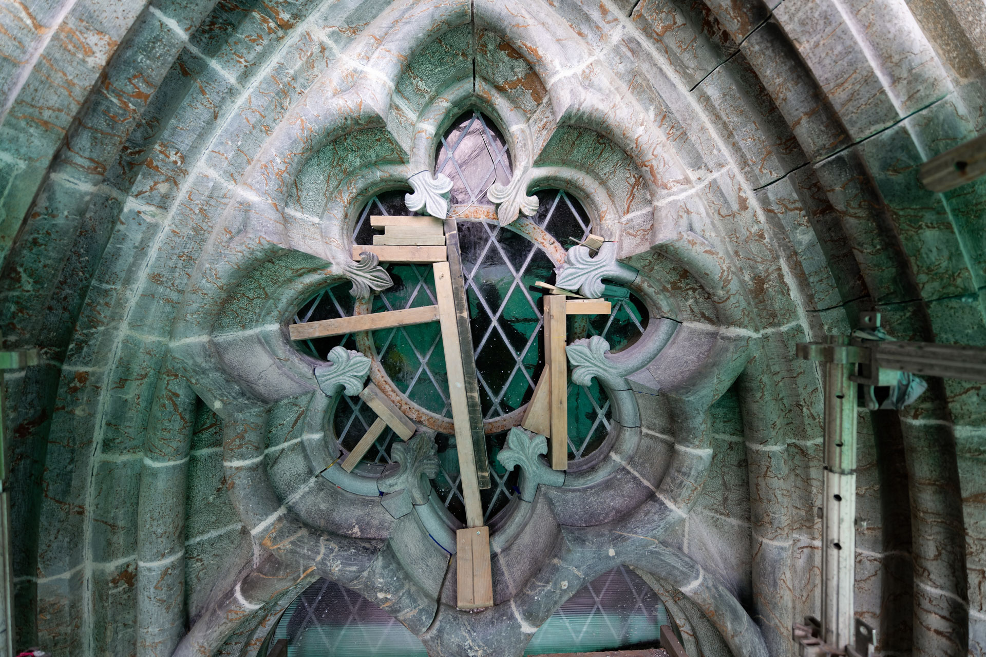 Nærbilde av fasaden på Stavanger domkirke