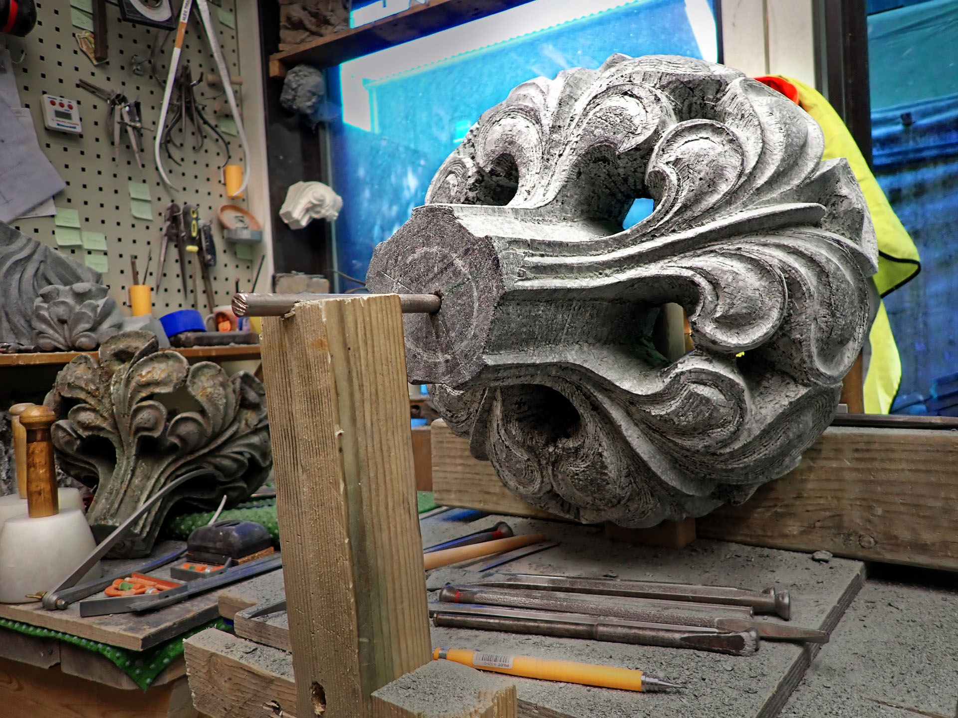 En av rosettene fra fasaden av Stavanger domkirke inne på verksted.