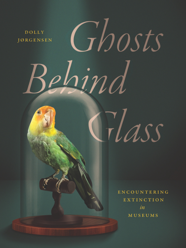 Bokomslag: "Ghosts Behind Glass: Encountering Extinction in Museums" av Dolly Jørgensen
